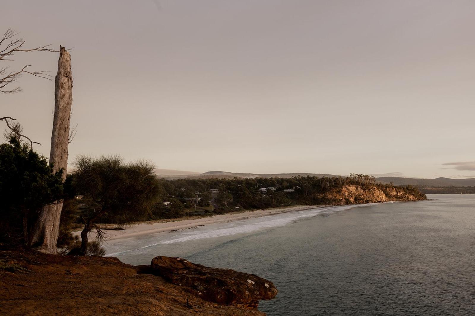 'Sisters=' - Cliff top cabin with hot tub