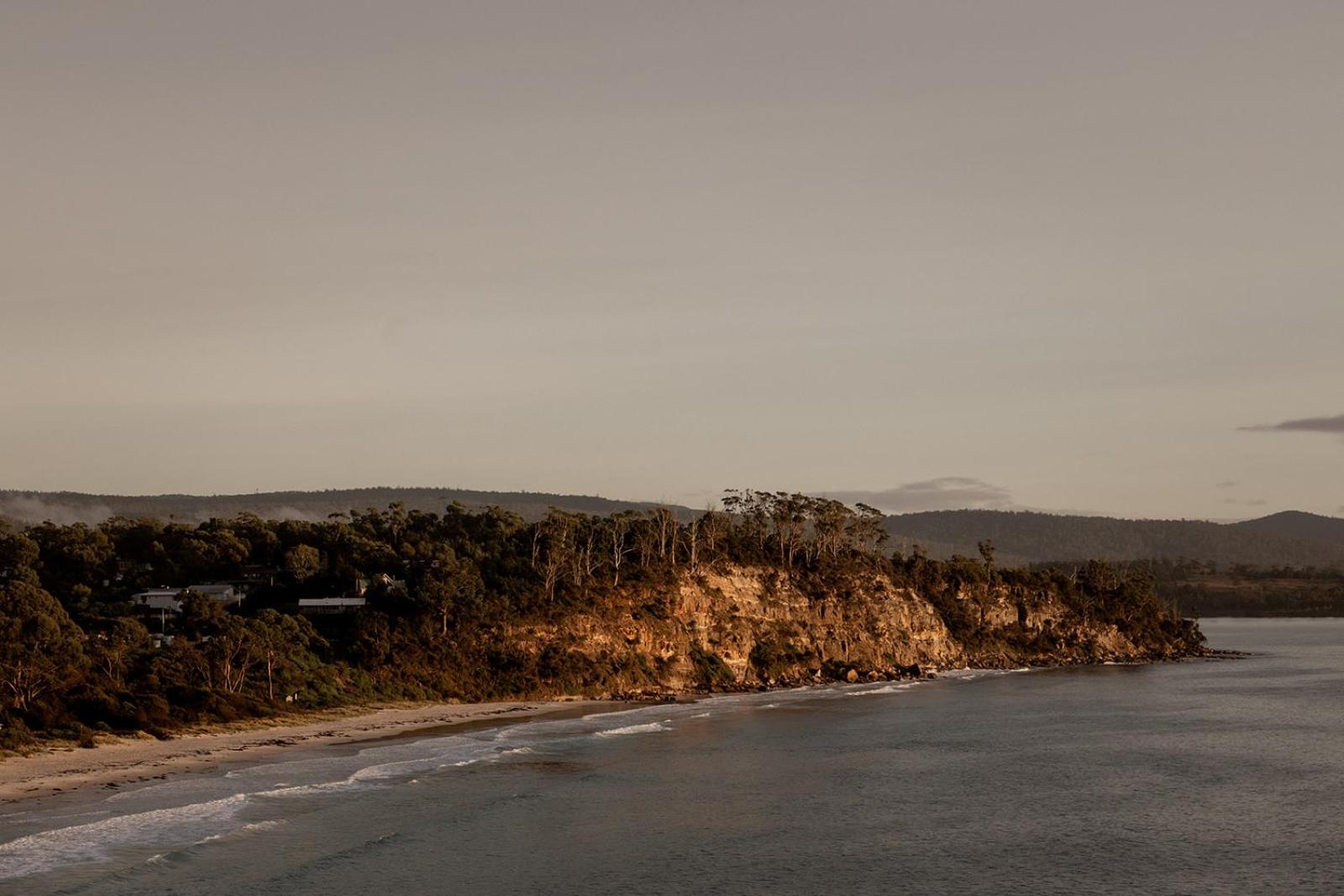 'Sisters=' - Cliff top cabin with hot tub