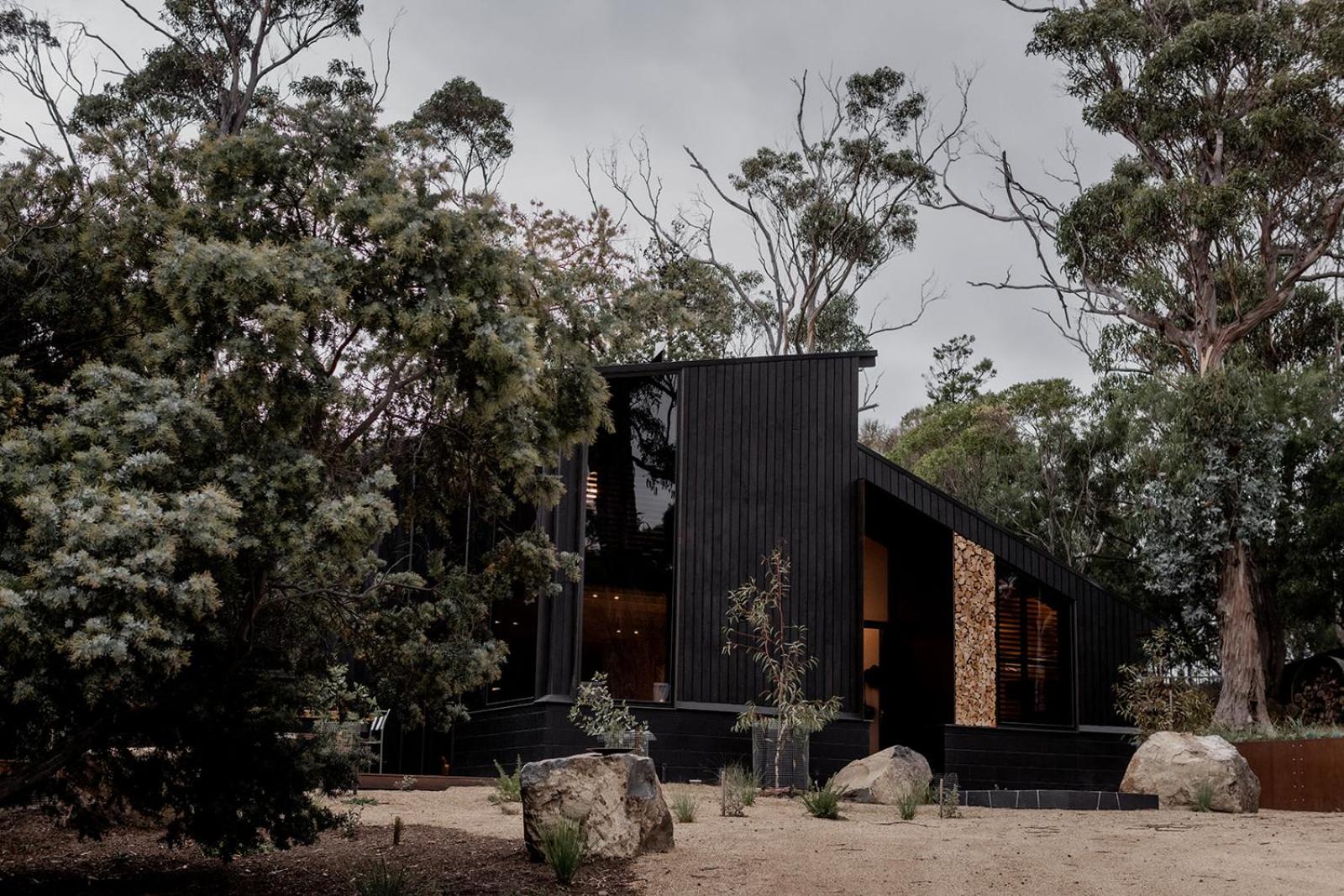 'Sisters=' - Cliff top cabin with hot tub