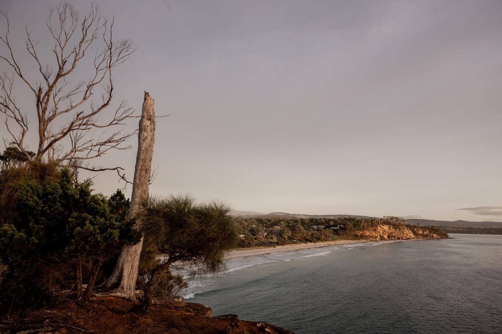 'Sisters=' - Cliff top cabin with hot tub