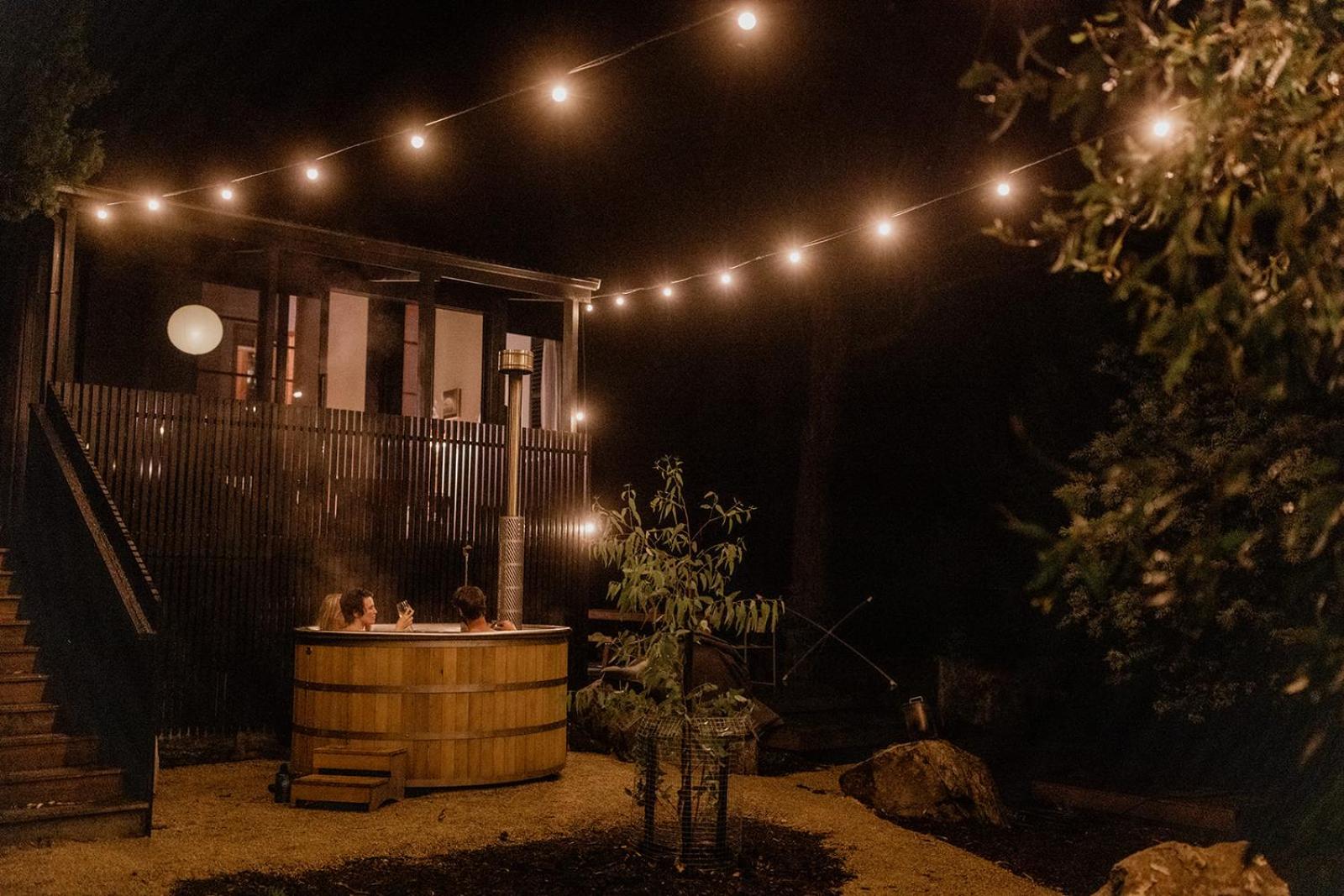 'Sisters=' - Cliff top cabin with hot tub