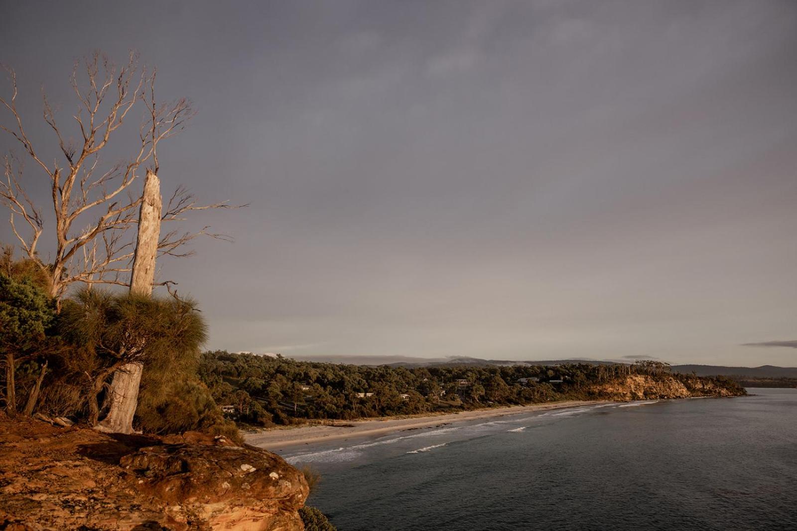 'Sisters=' - Cliff top cabin with hot tub