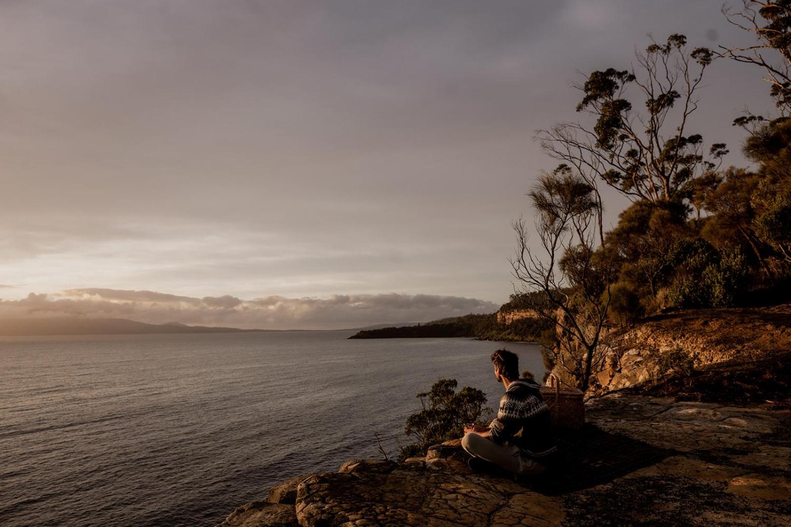 'Sisters=' - Cliff top cabin with hot tub