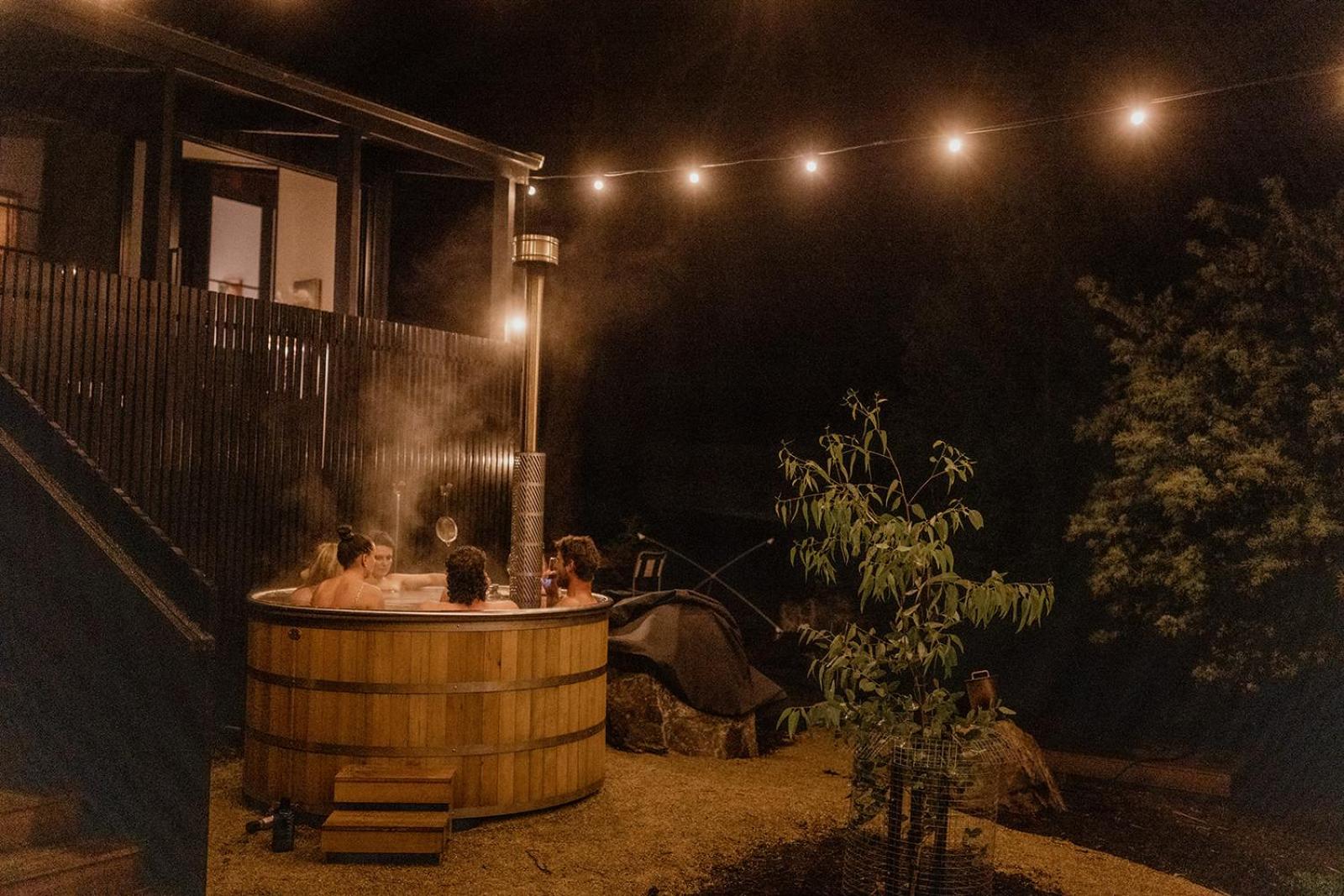 'Sisters=' - Cliff top cabin with hot tub