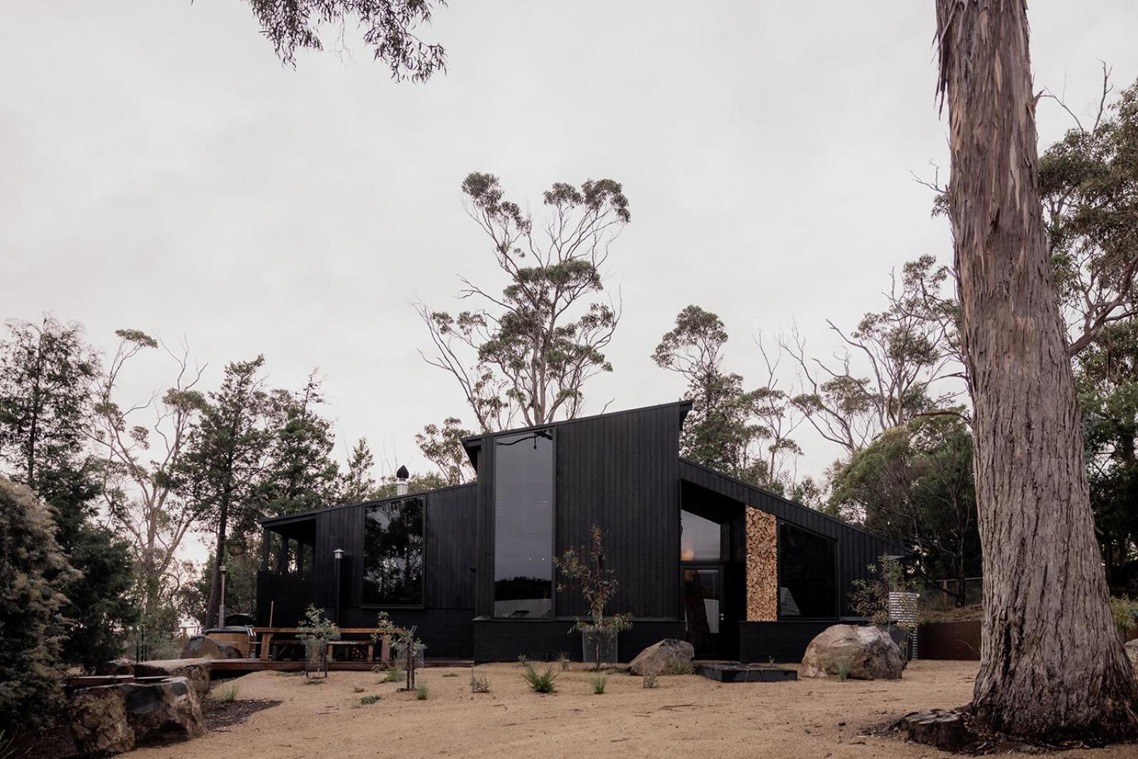 'Sisters=' - Cliff top cabin with hot tub