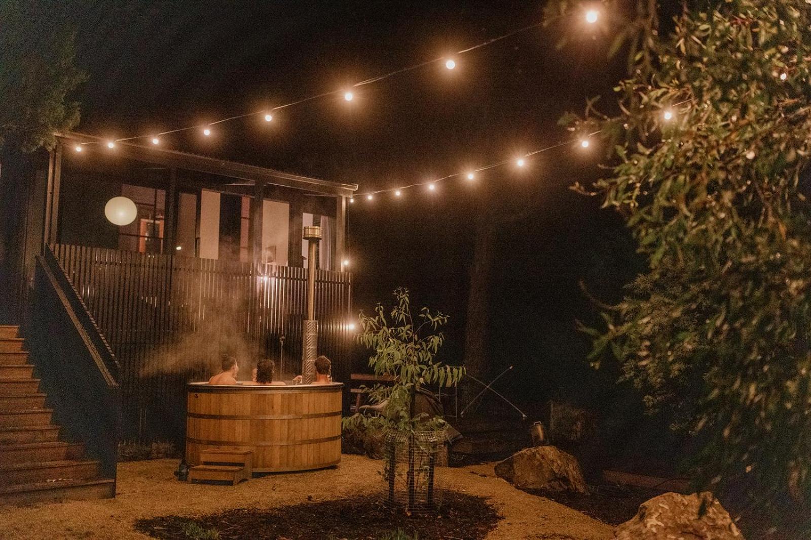 'Sisters=' - Cliff top cabin with hot tub
