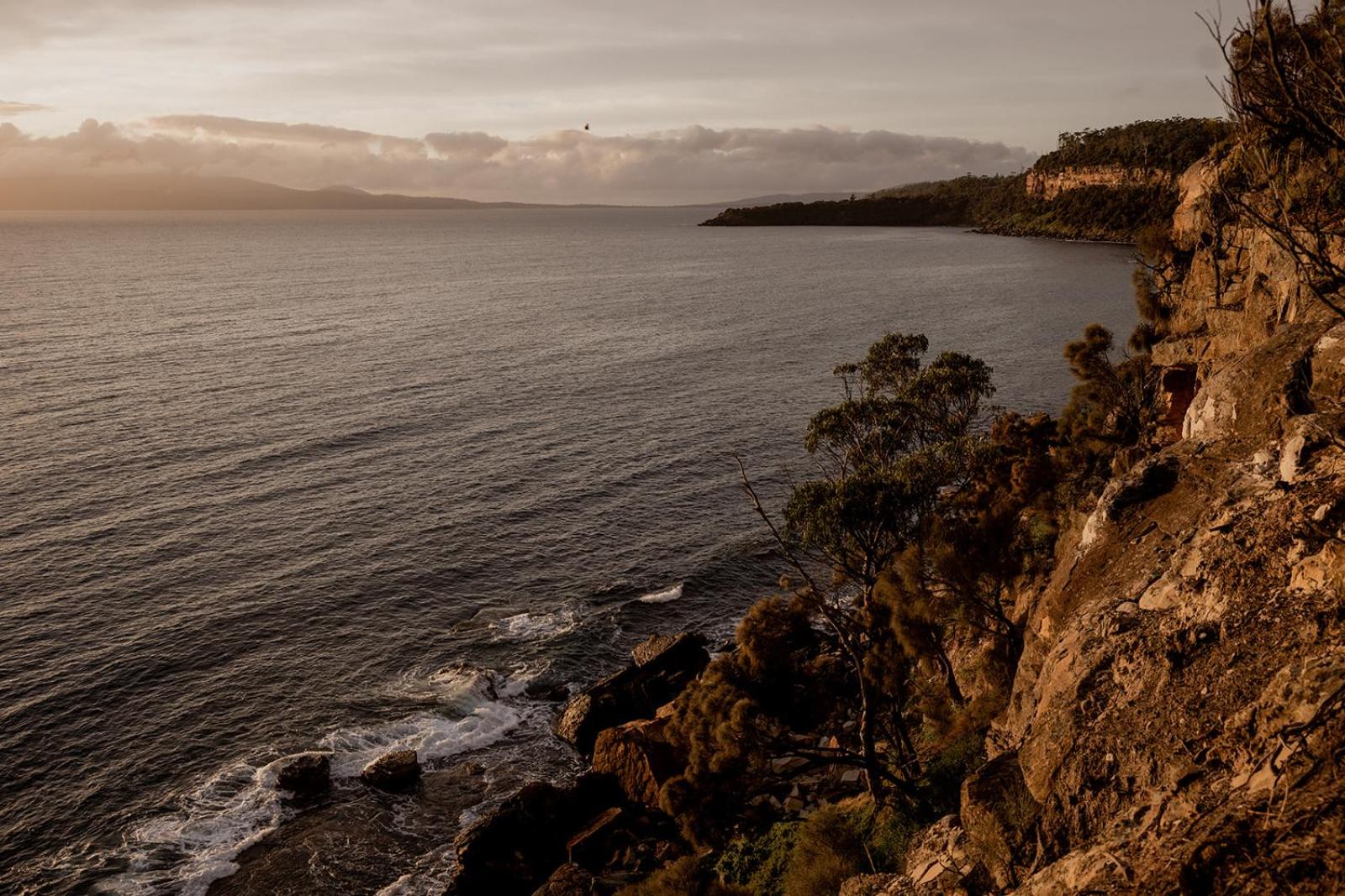 'Sisters=' - Cliff top cabin with hot tub