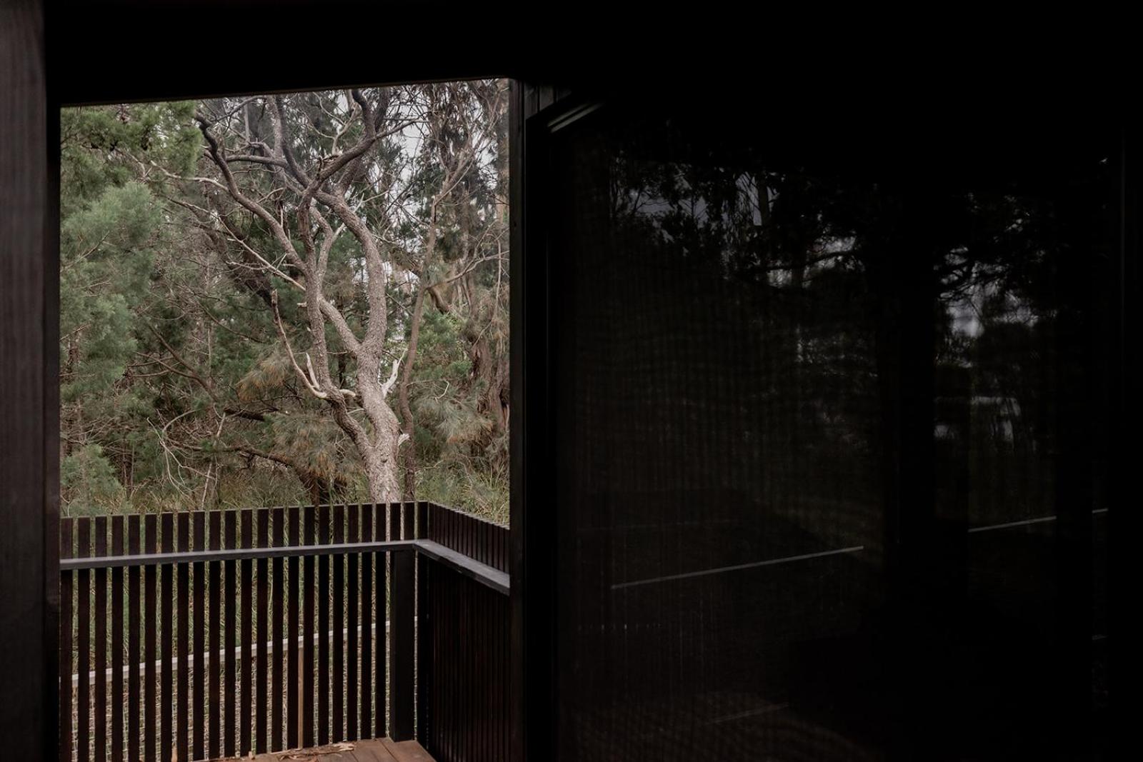 'Sisters=' - Cliff top cabin with hot tub