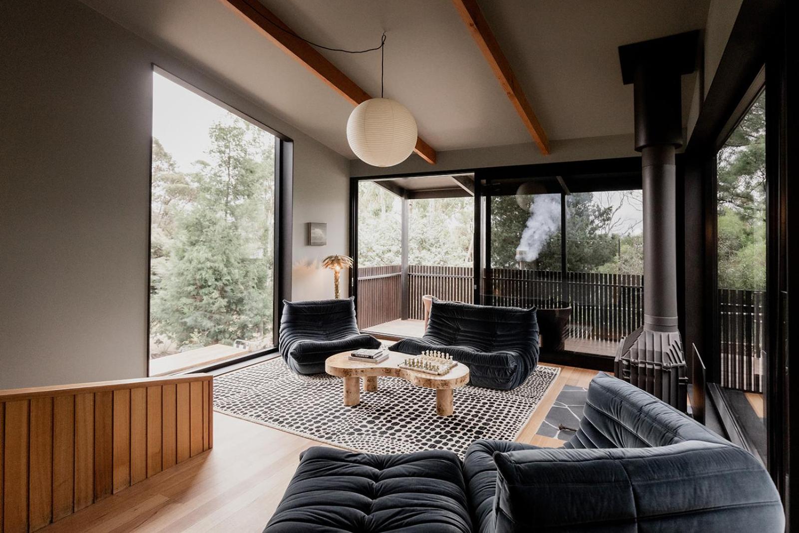 'Sisters=' - Cliff top cabin with hot tub