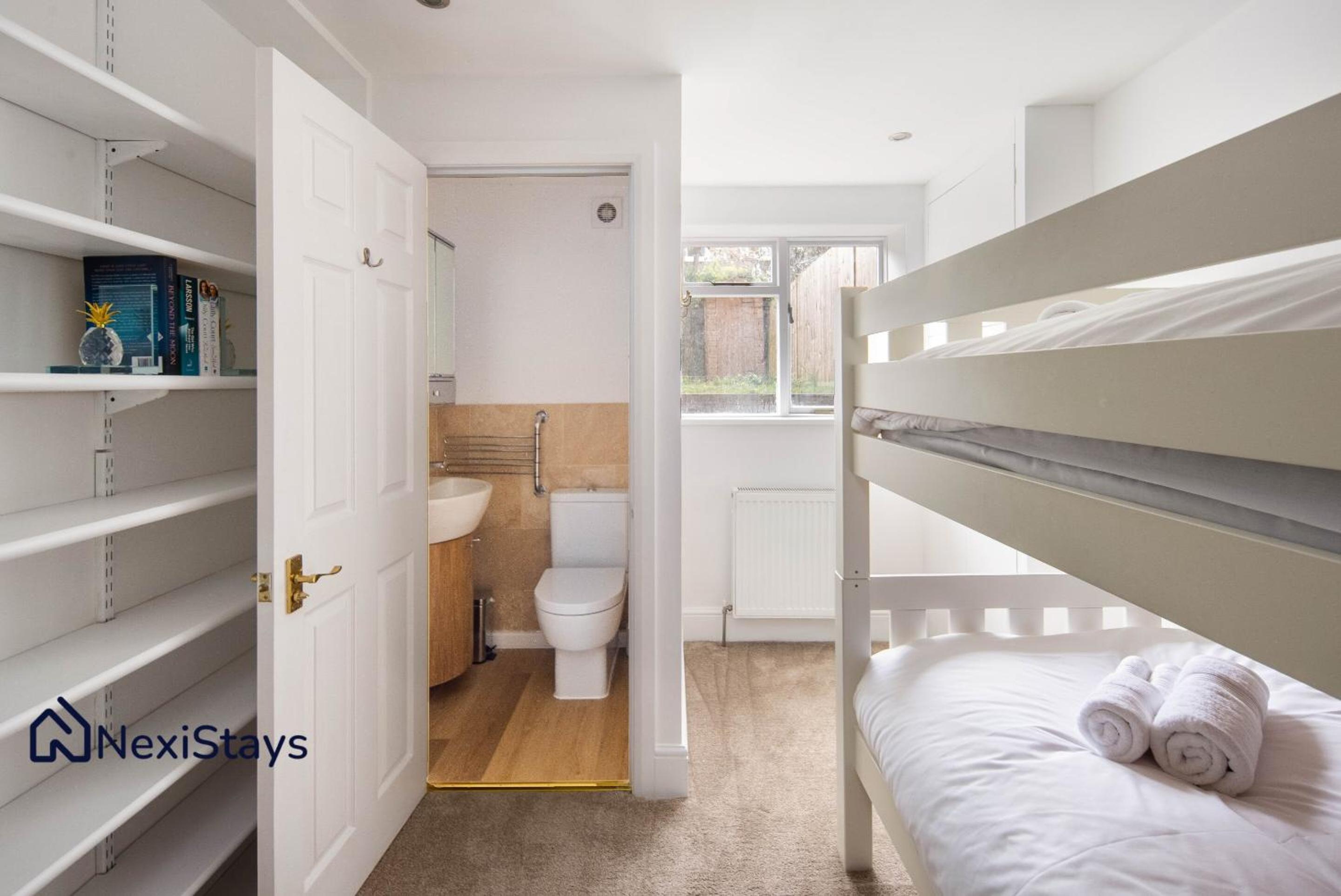 10 Mins Walk to The Oval, The Kennington Retreat