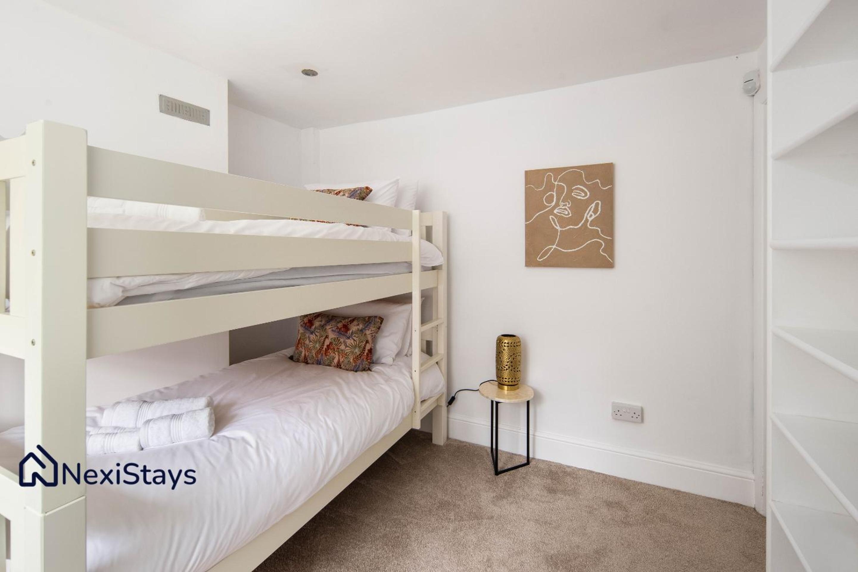 10 Mins Walk to The Oval, The Kennington Retreat
