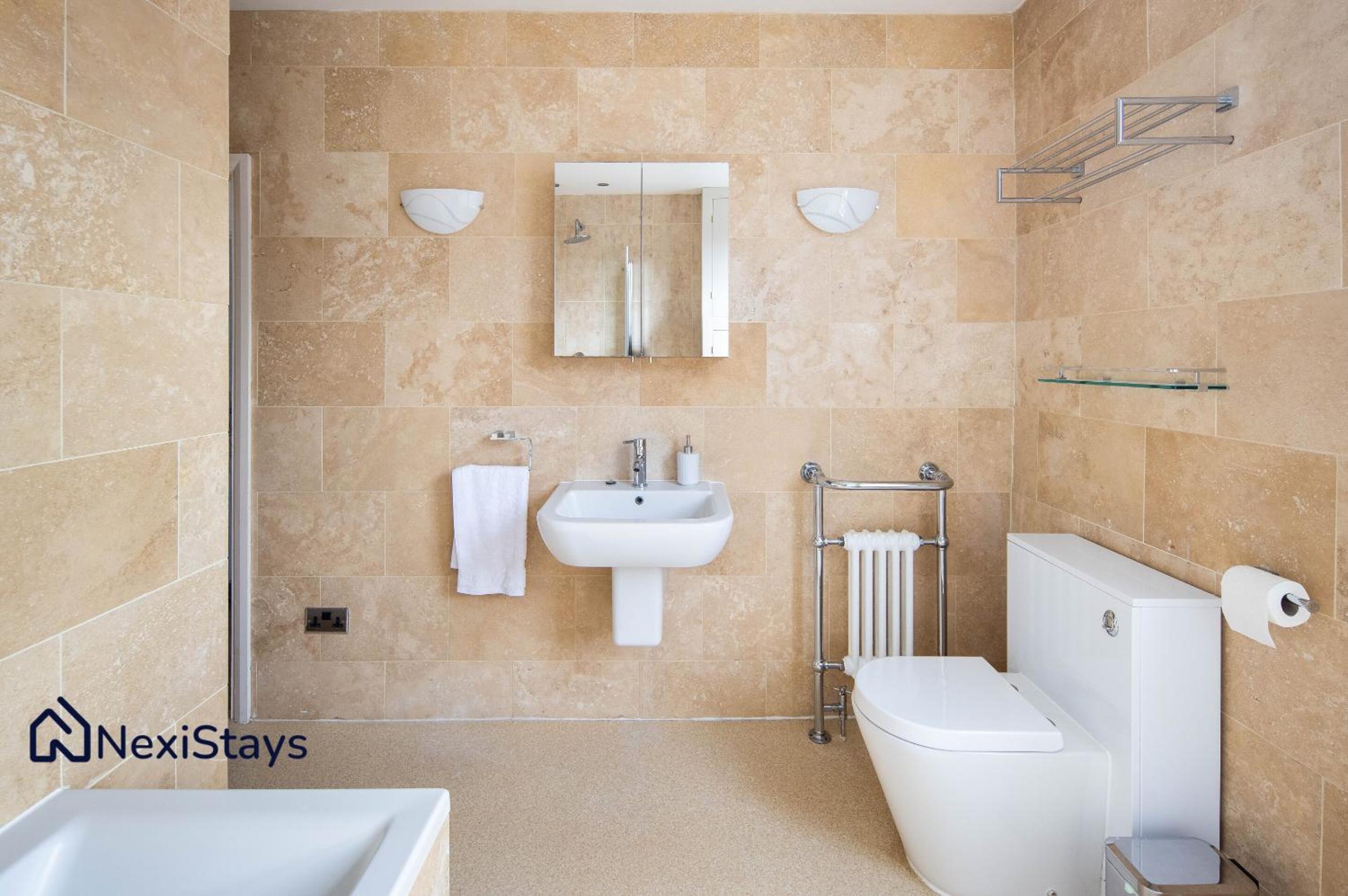 10 Mins Walk to The Oval, The Kennington Retreat