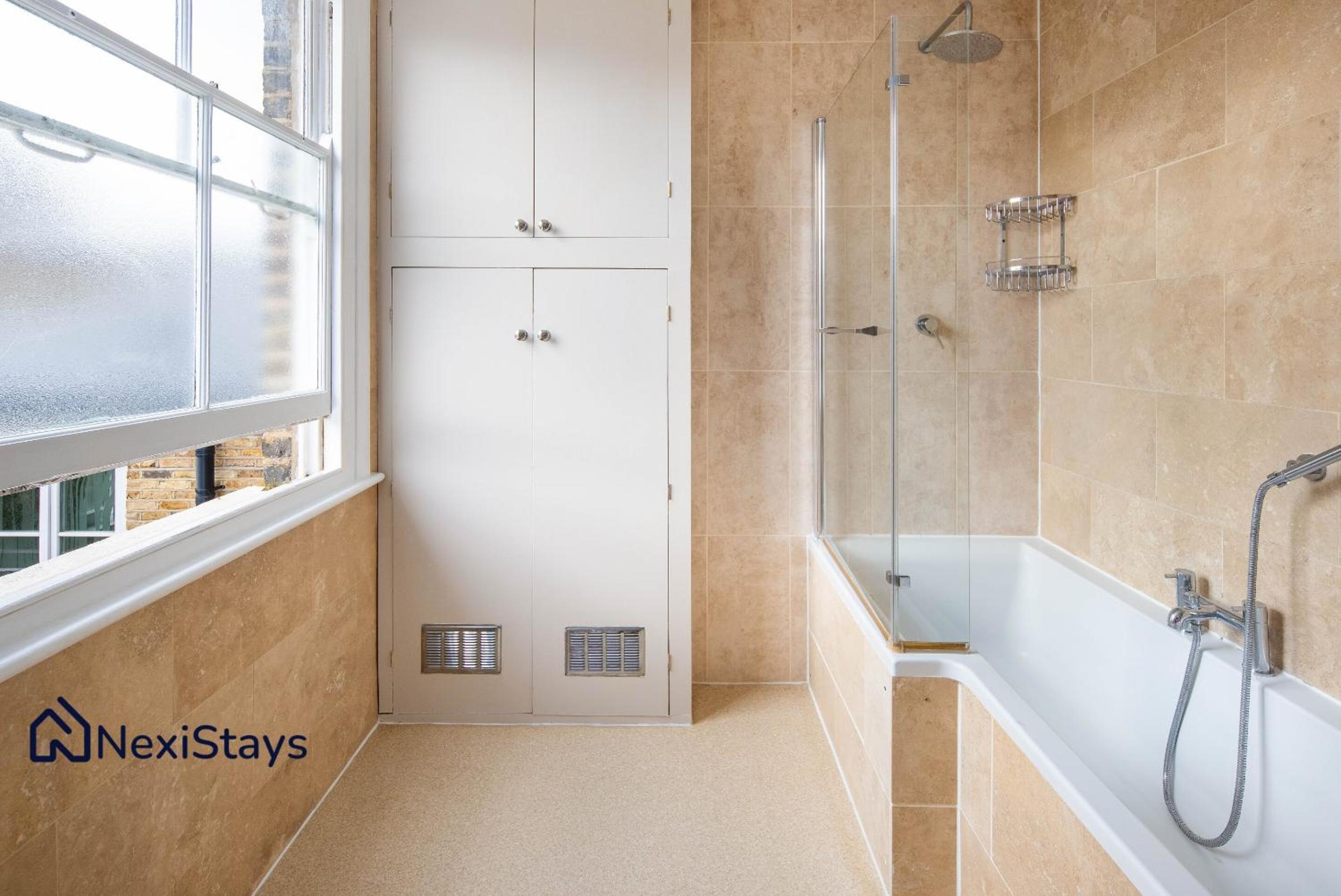 10 Mins Walk to The Oval, The Kennington Retreat