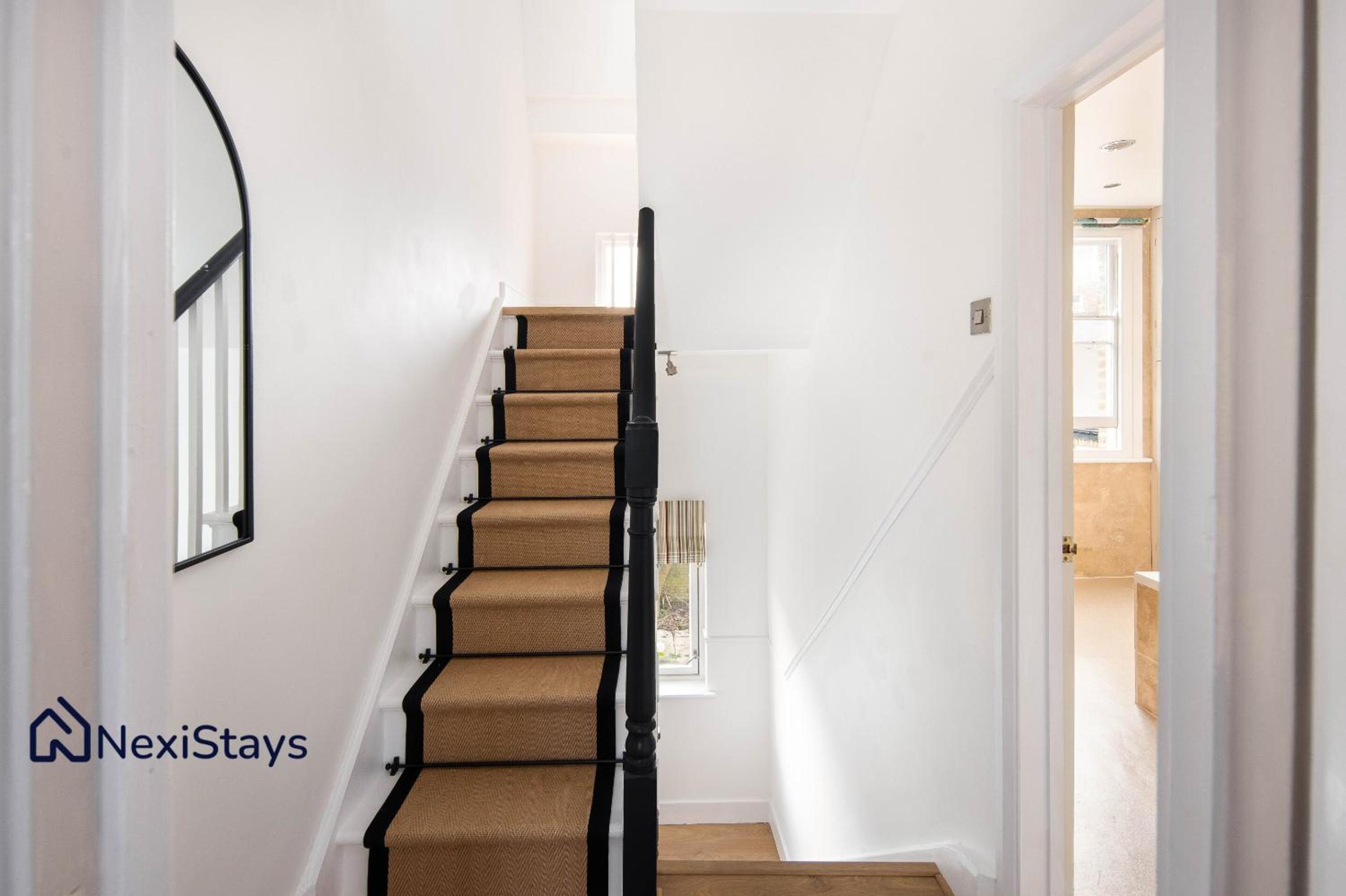 10 Mins Walk to The Oval, The Kennington Retreat