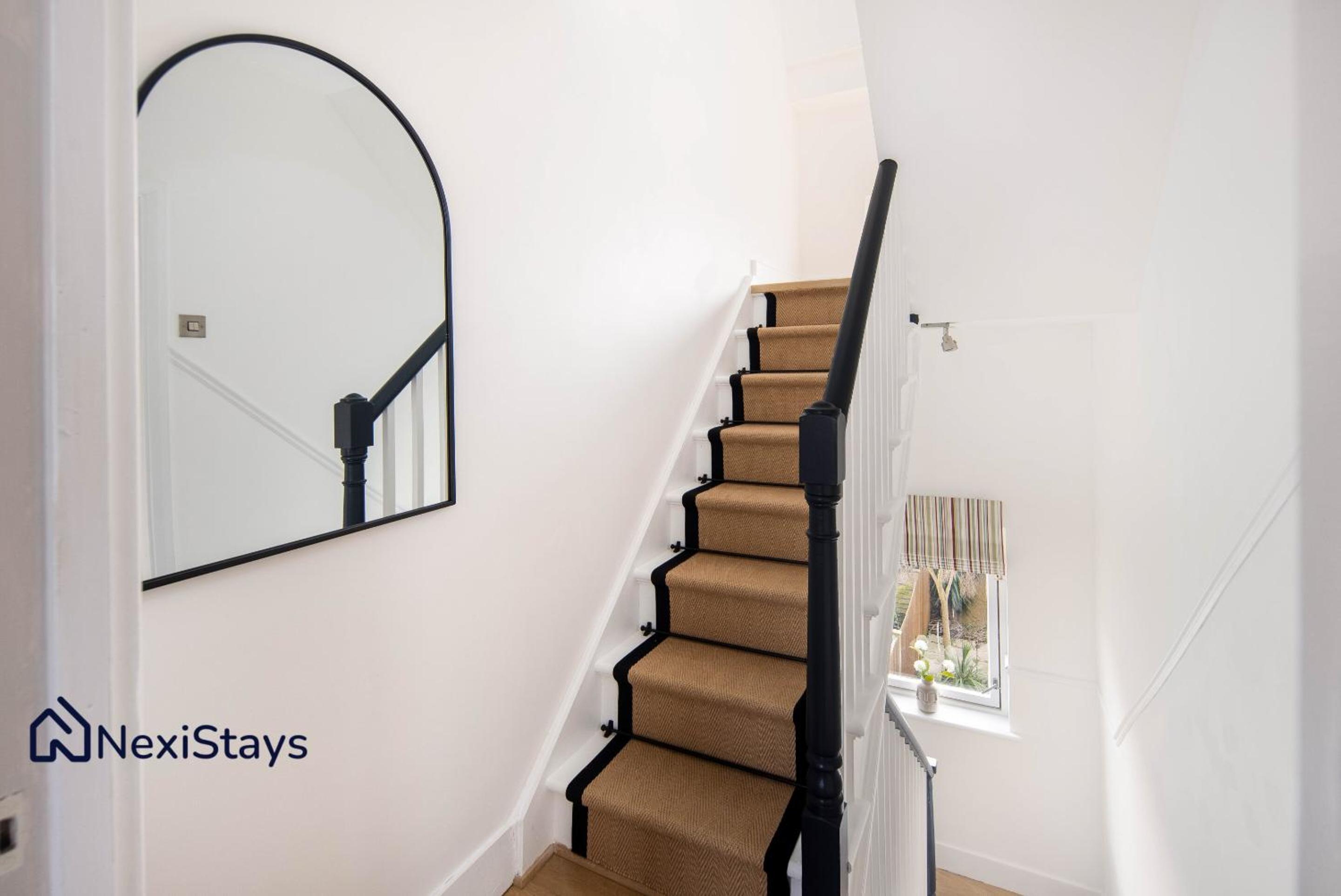 10 Mins Walk to The Oval, The Kennington Retreat