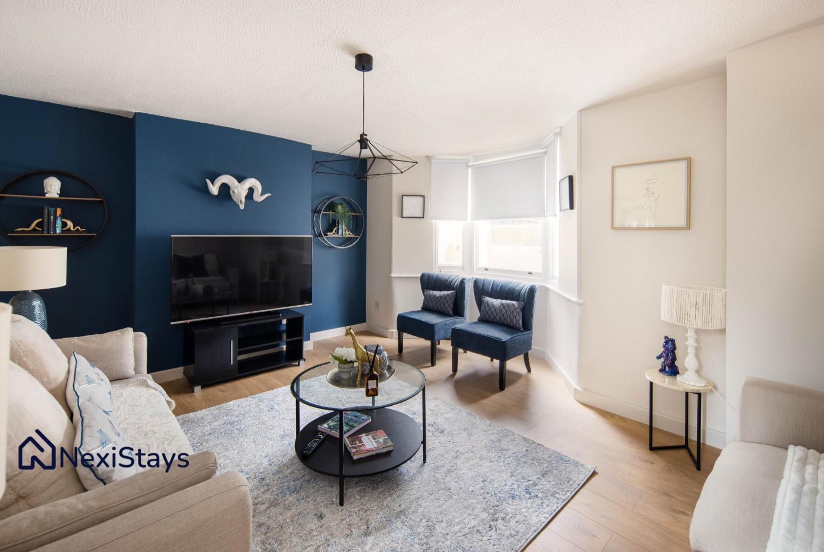 10 Mins Walk to The Oval, The Kennington Retreat