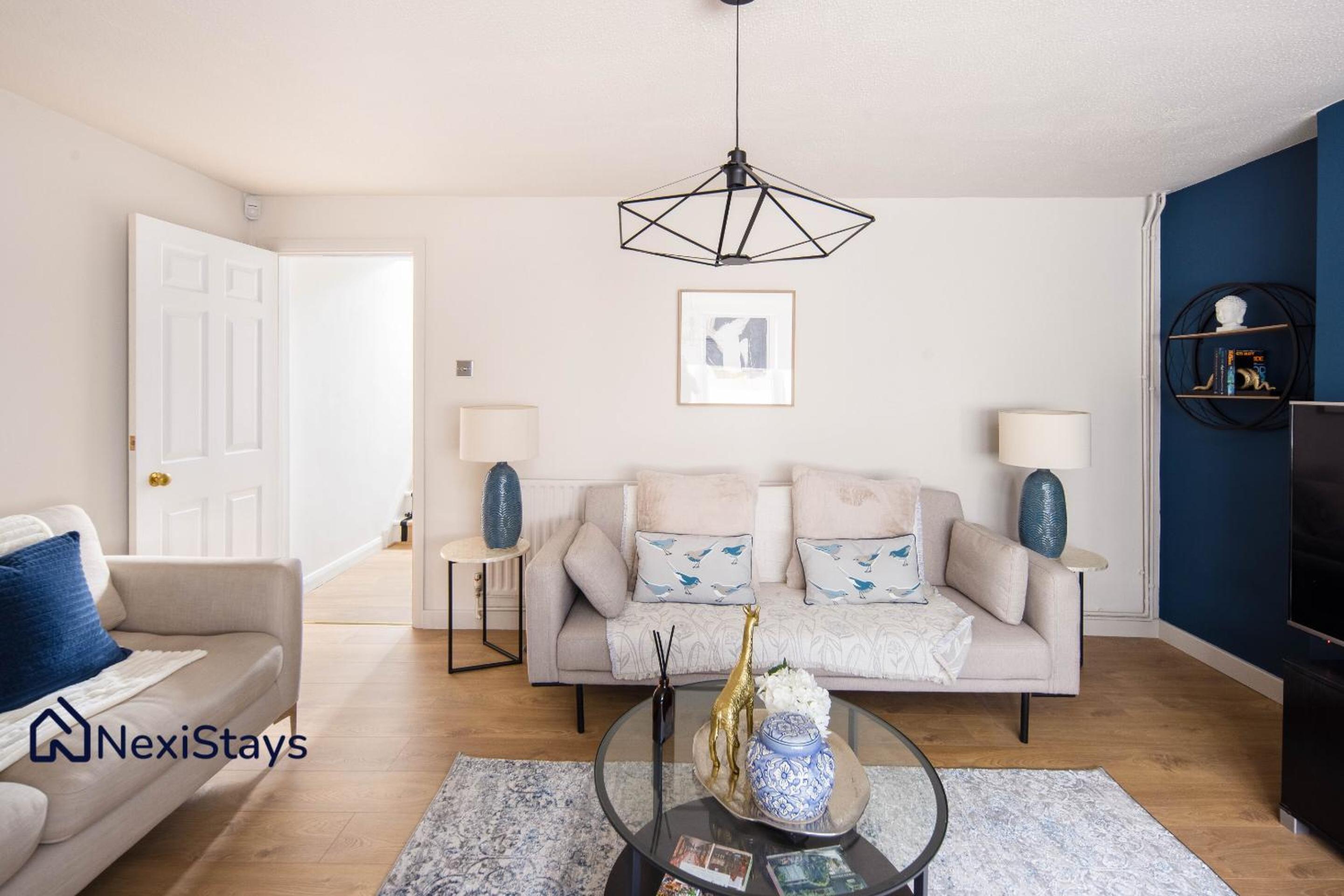 10 Mins Walk to The Oval, The Kennington Retreat