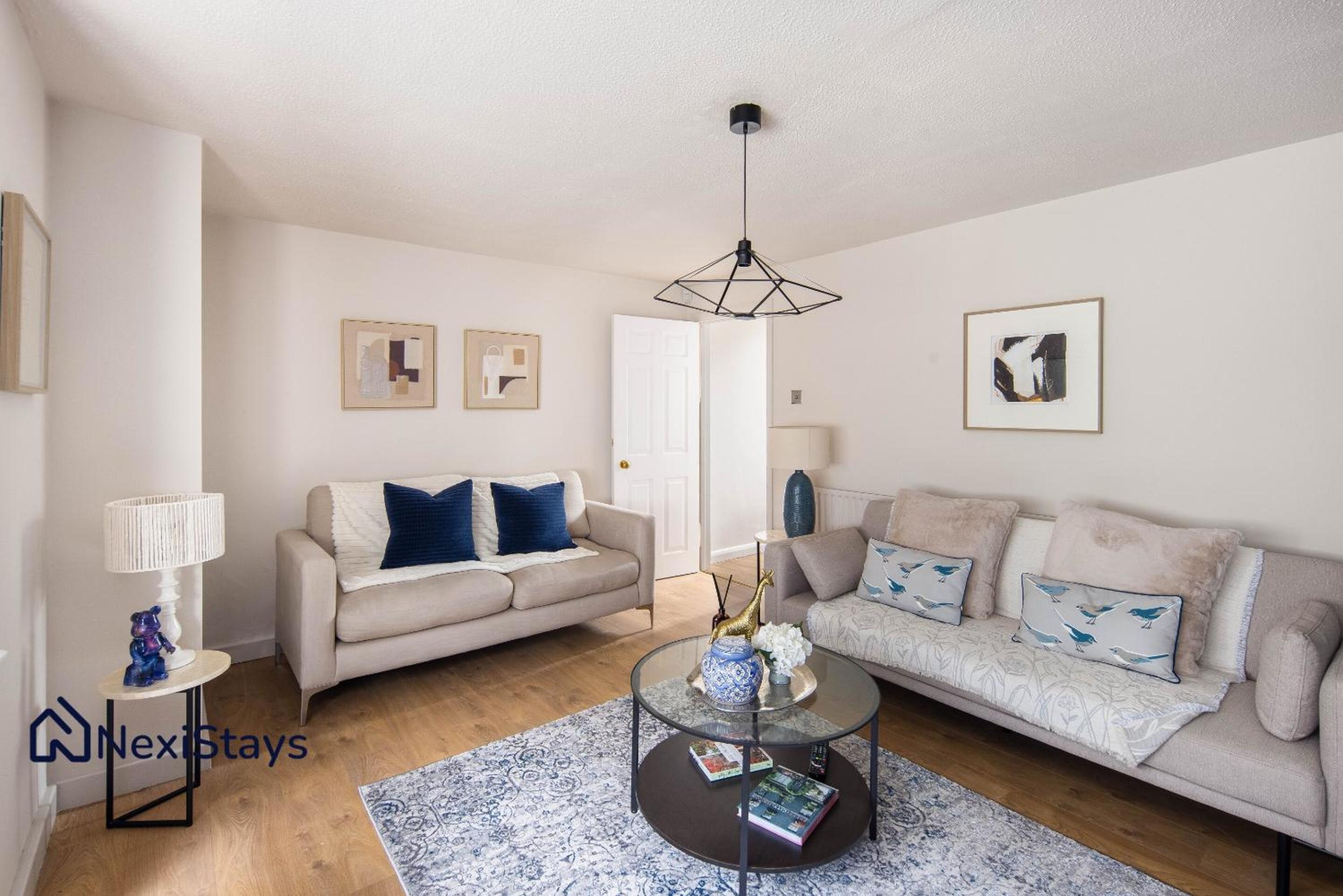 10 Mins Walk to The Oval, The Kennington Retreat
