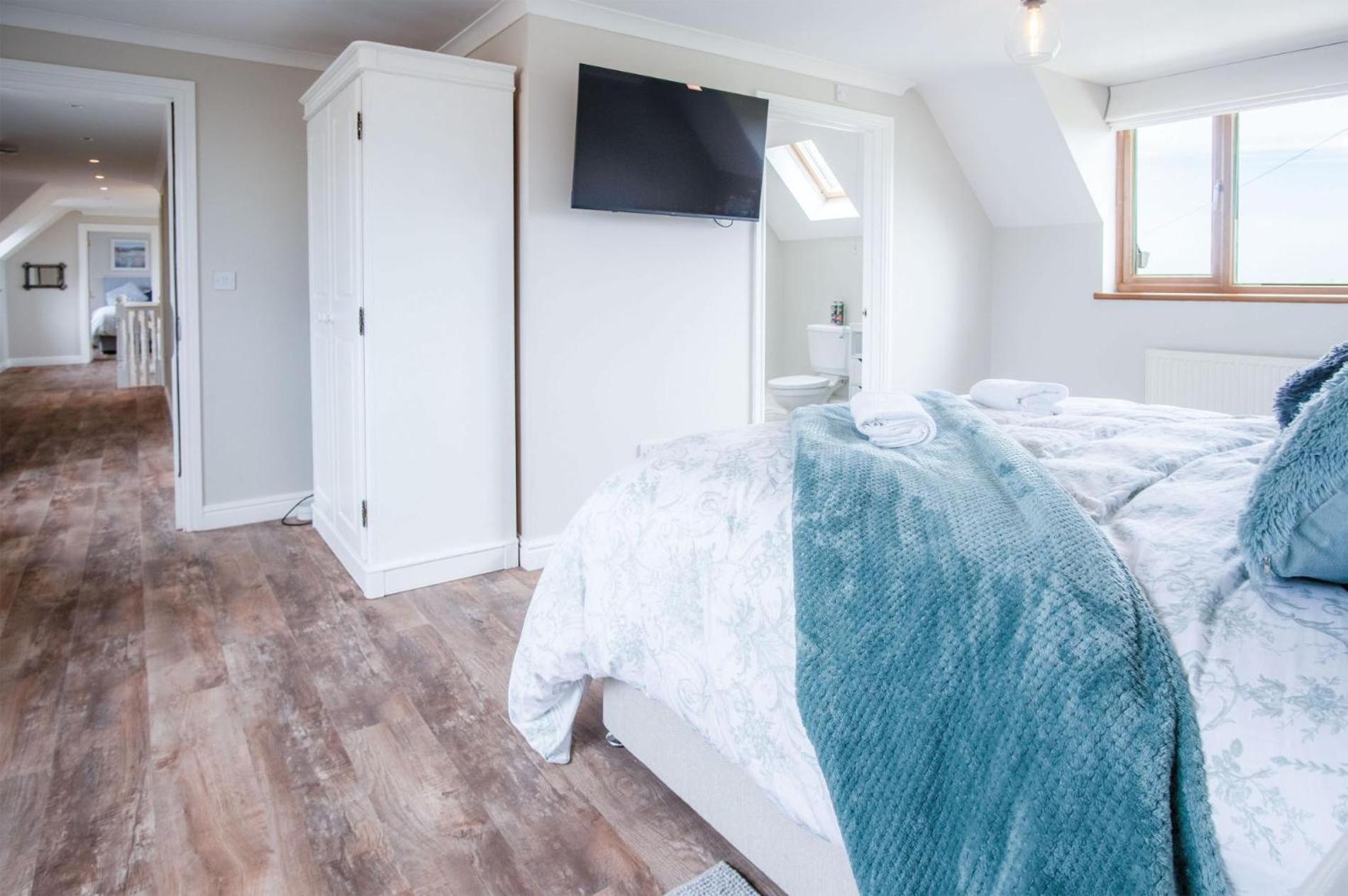 Highfield - 5 Bedroom Holiday Home - Pembroke Dock view 2