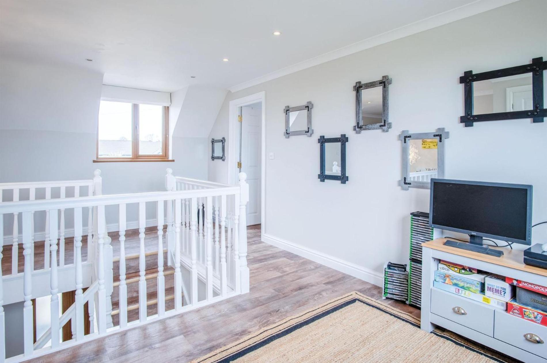 Highfield - 5 Bedroom Holiday Home - Pembroke Dock view 4