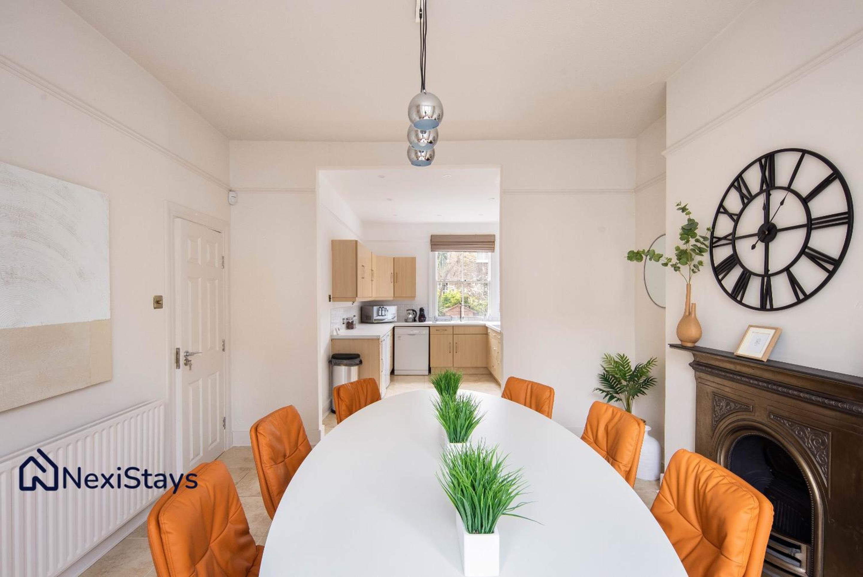 10 Mins Walk to The Oval, The Kennington Retreat