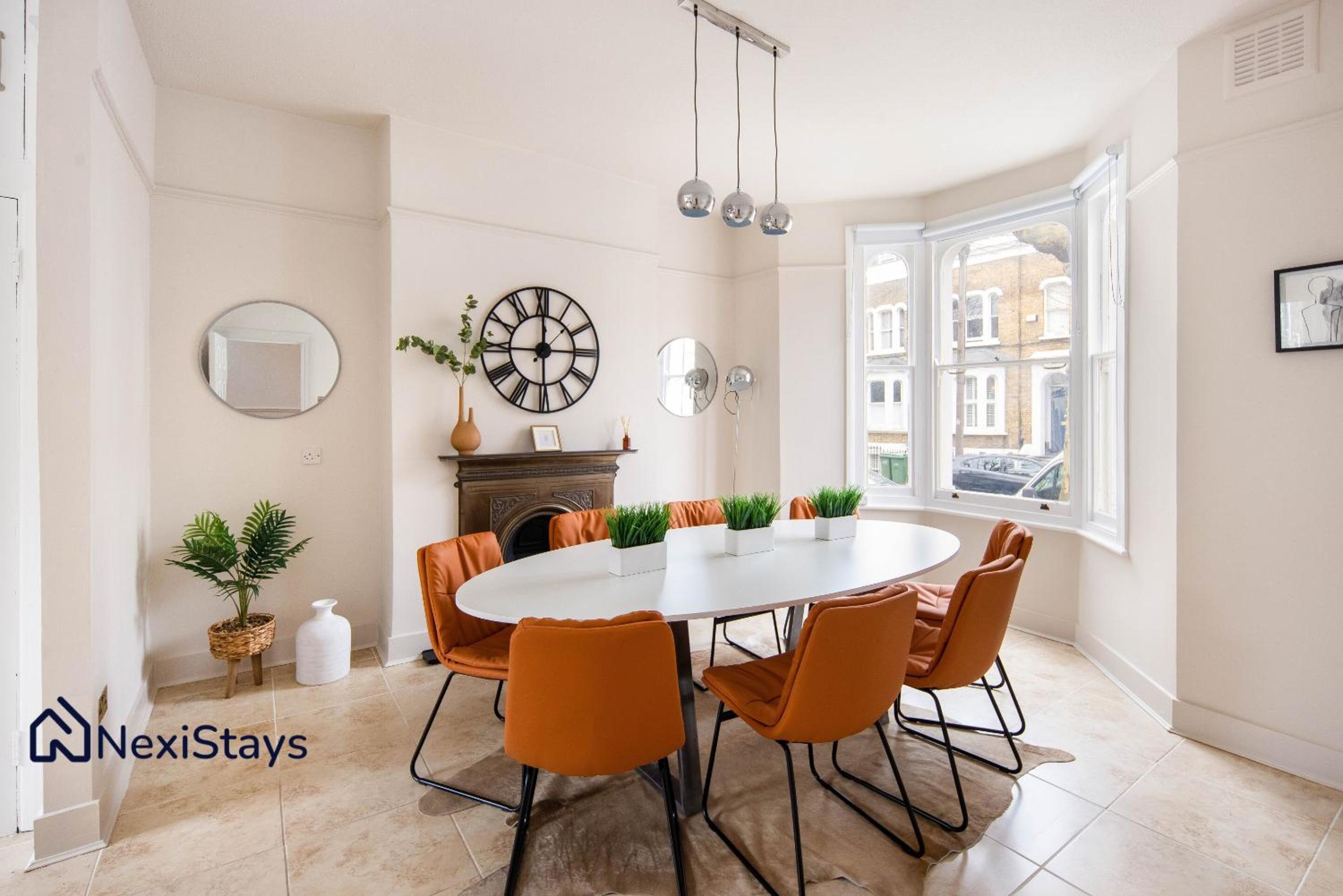 10 Mins Walk to The Oval, The Kennington Retreat