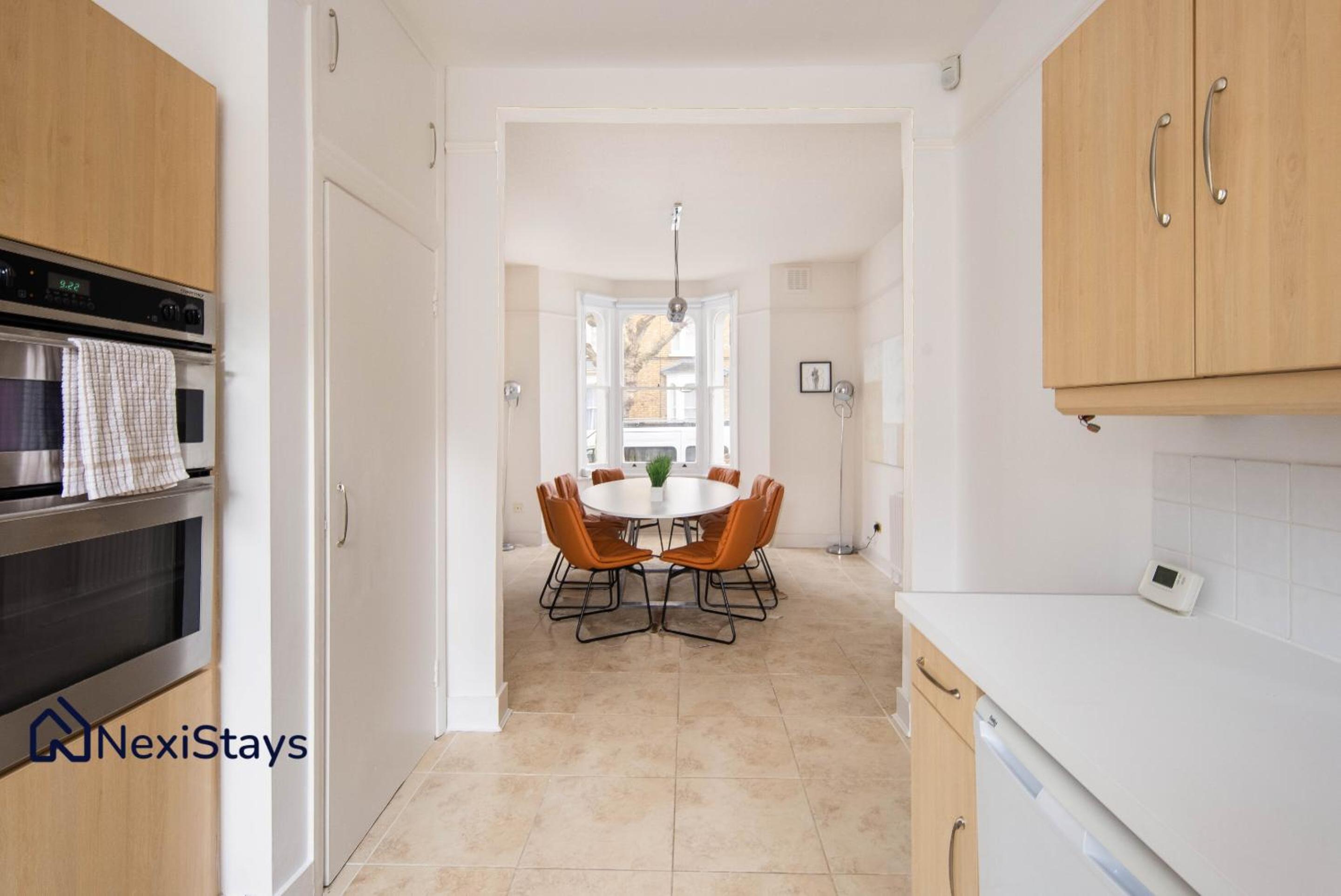 10 Mins Walk to The Oval, The Kennington Retreat