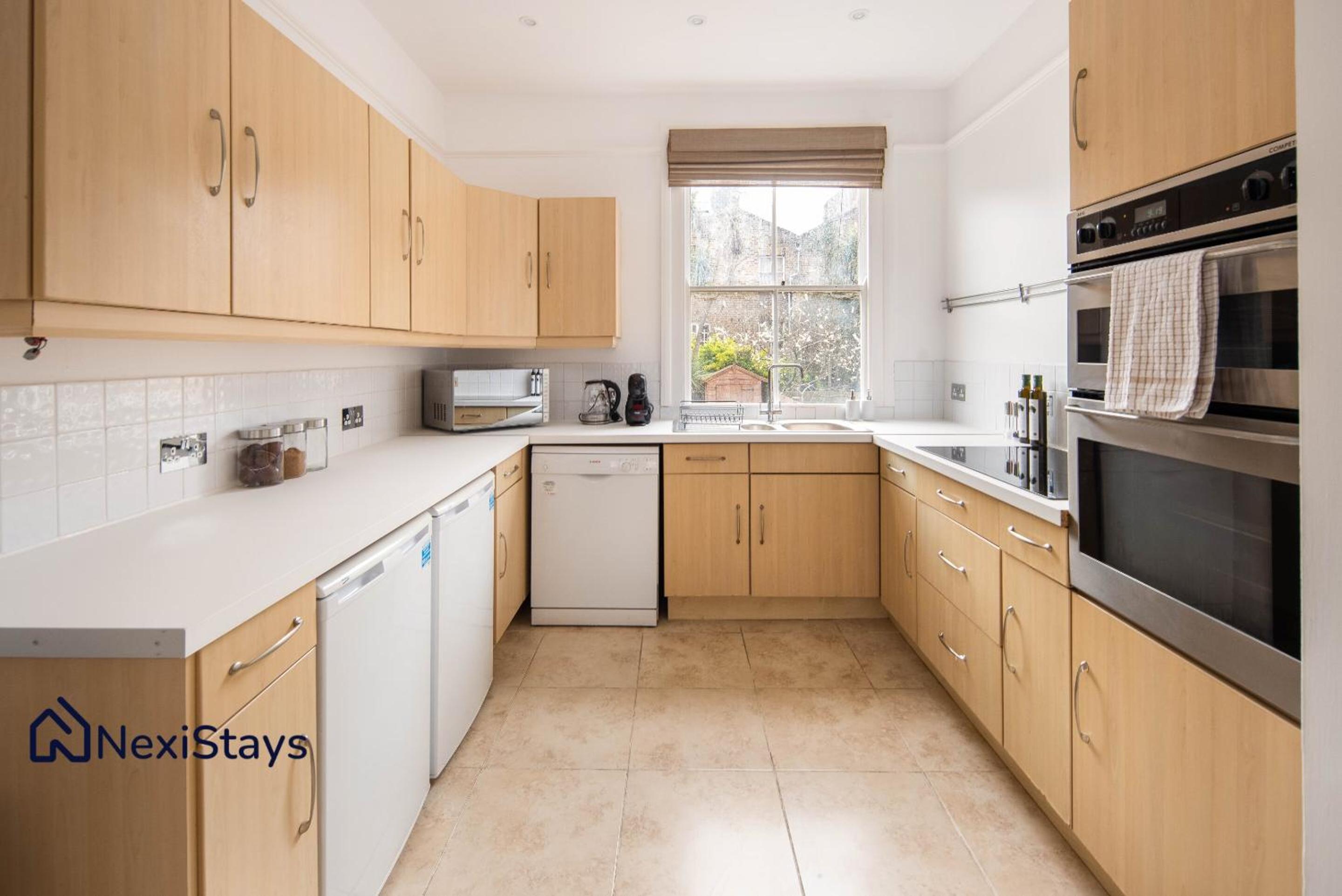 10 Mins Walk to The Oval, The Kennington Retreat