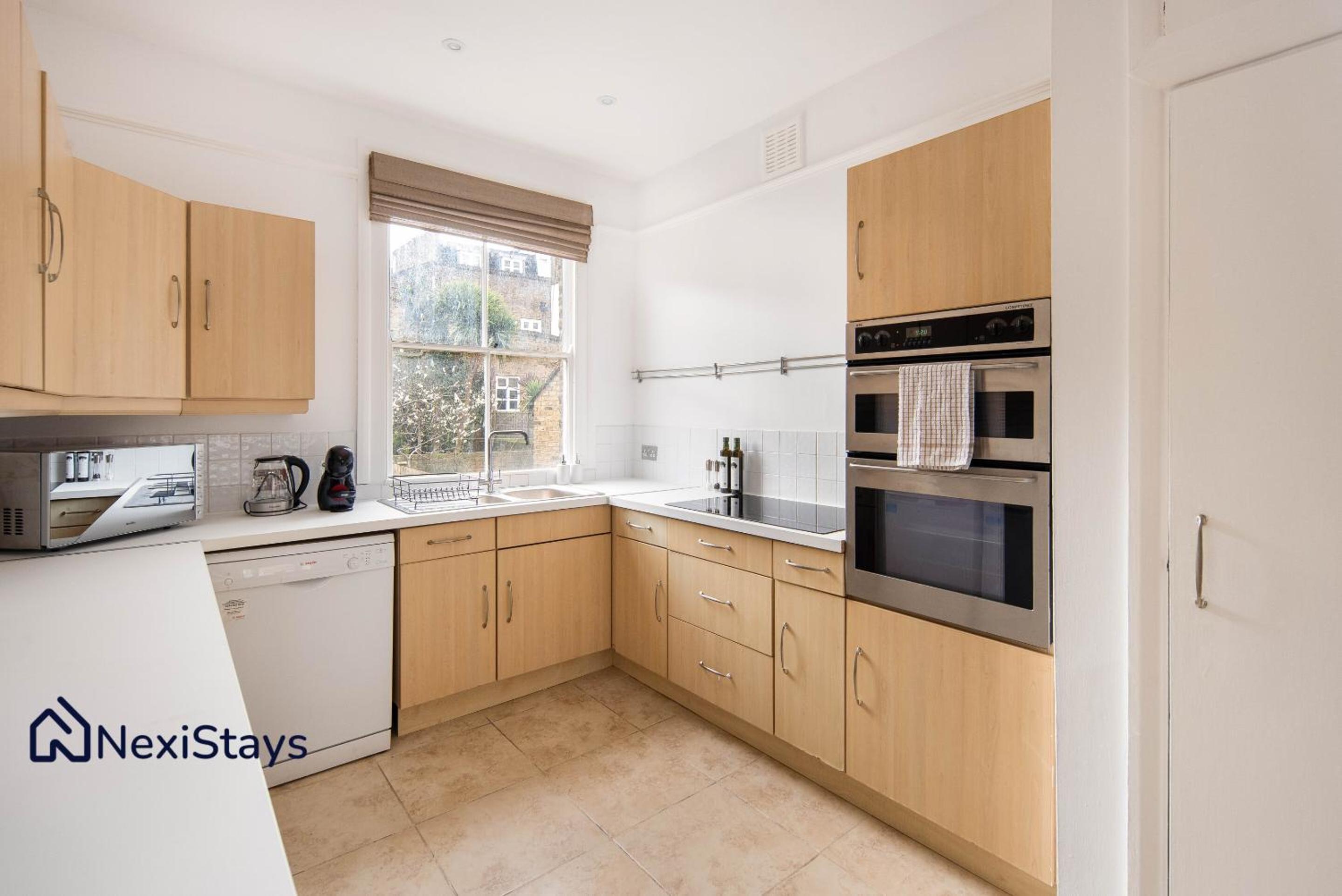 10 Mins Walk to The Oval, The Kennington Retreat