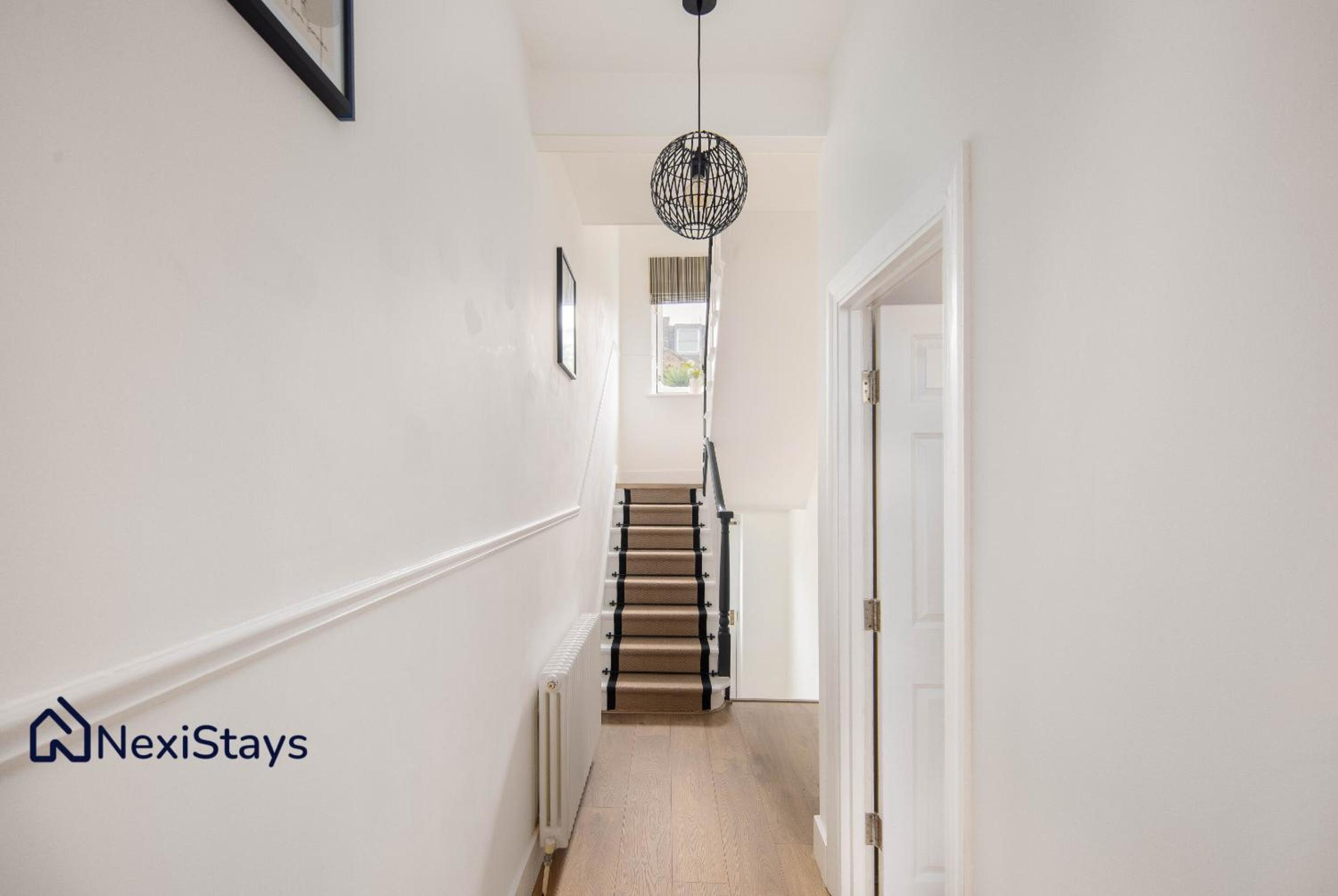 10 Mins Walk to The Oval, The Kennington Retreat