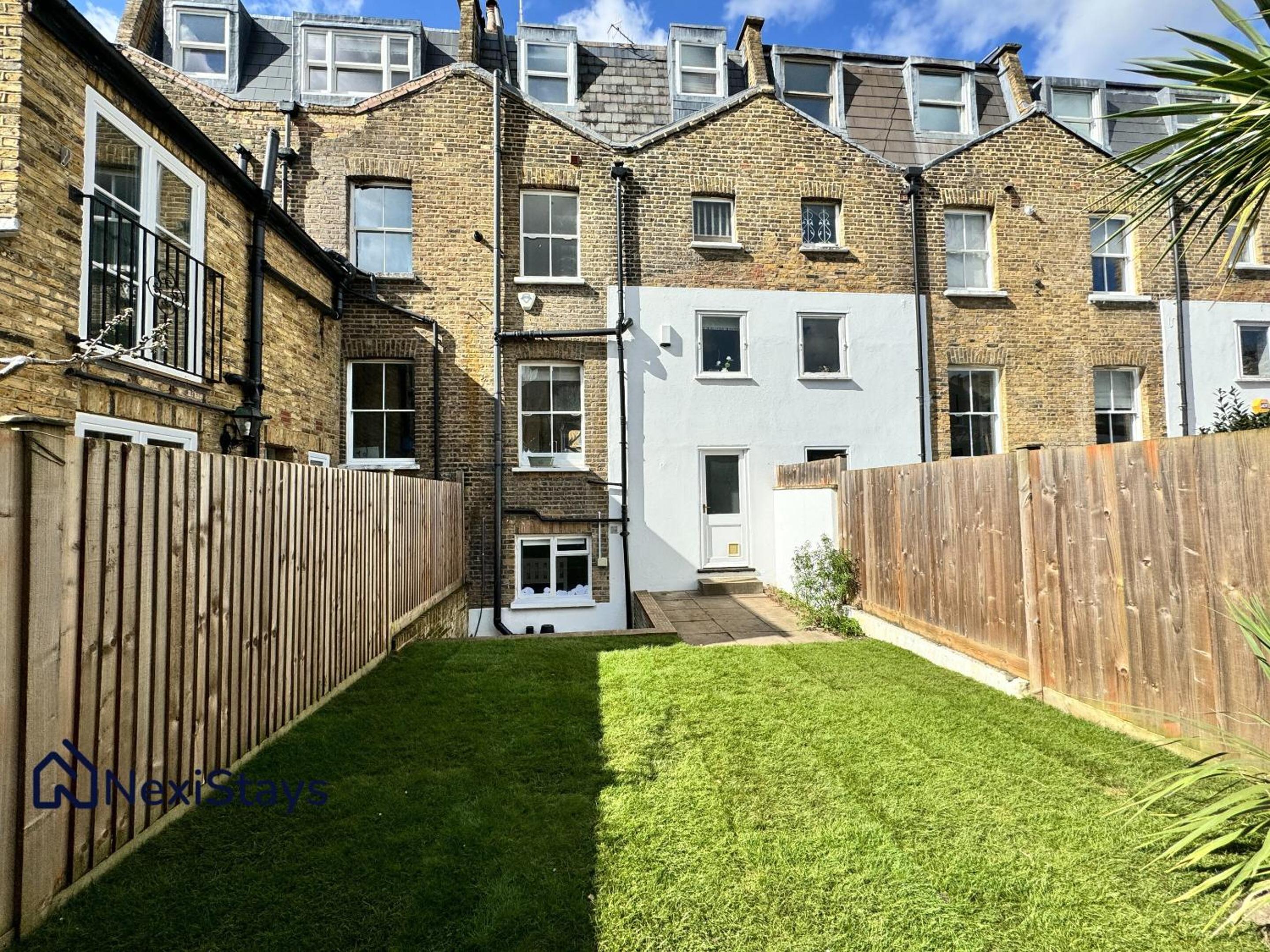 10 Mins Walk to The Oval, The Kennington Retreat