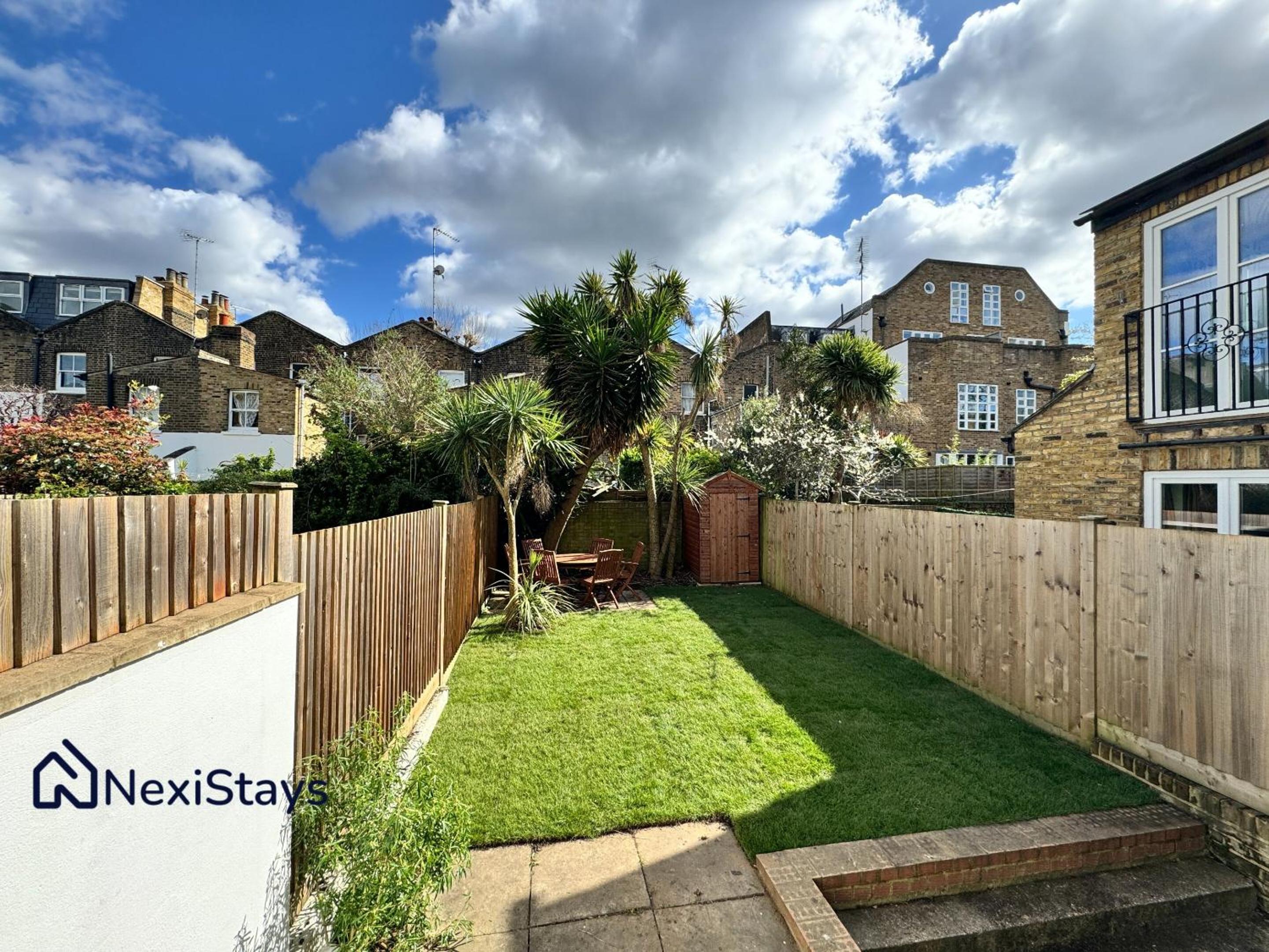 10 Mins Walk to The Oval, The Kennington Retreat