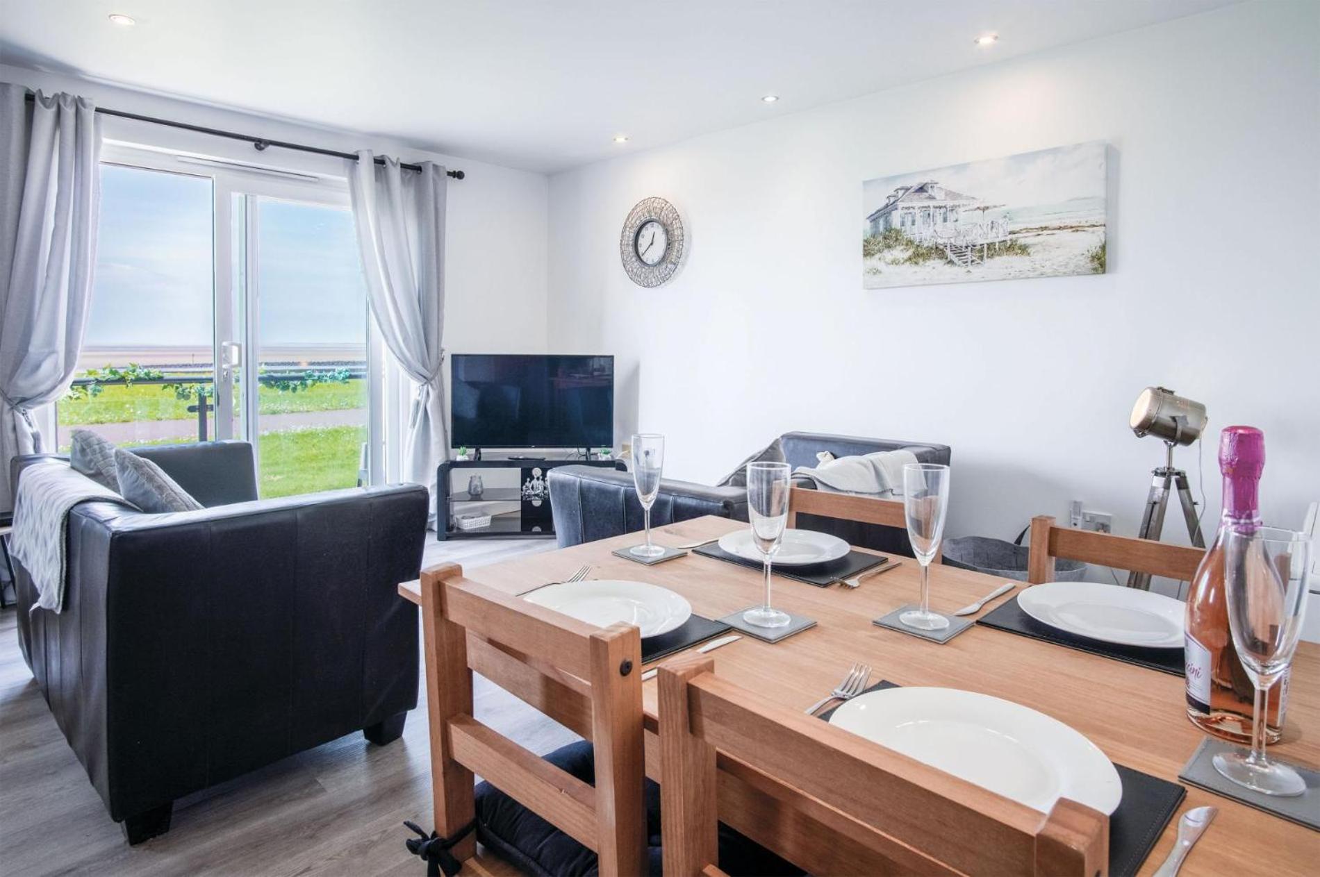 Beach View - 2 Bedroom Apartment - Llanelli view 5