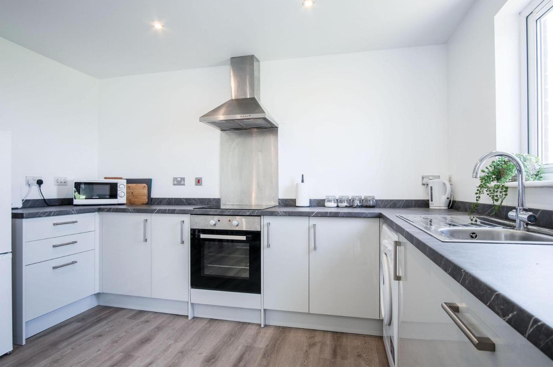 Beach View - 2 Bedroom Apartment - Llanelli view 4