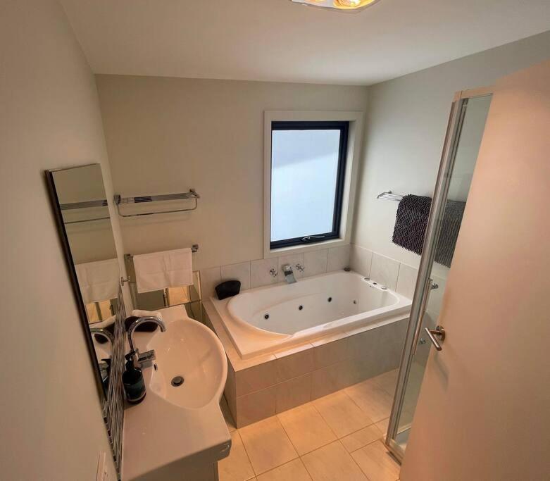 The Captain's Quarters - Orford Beach & Spa Retreat