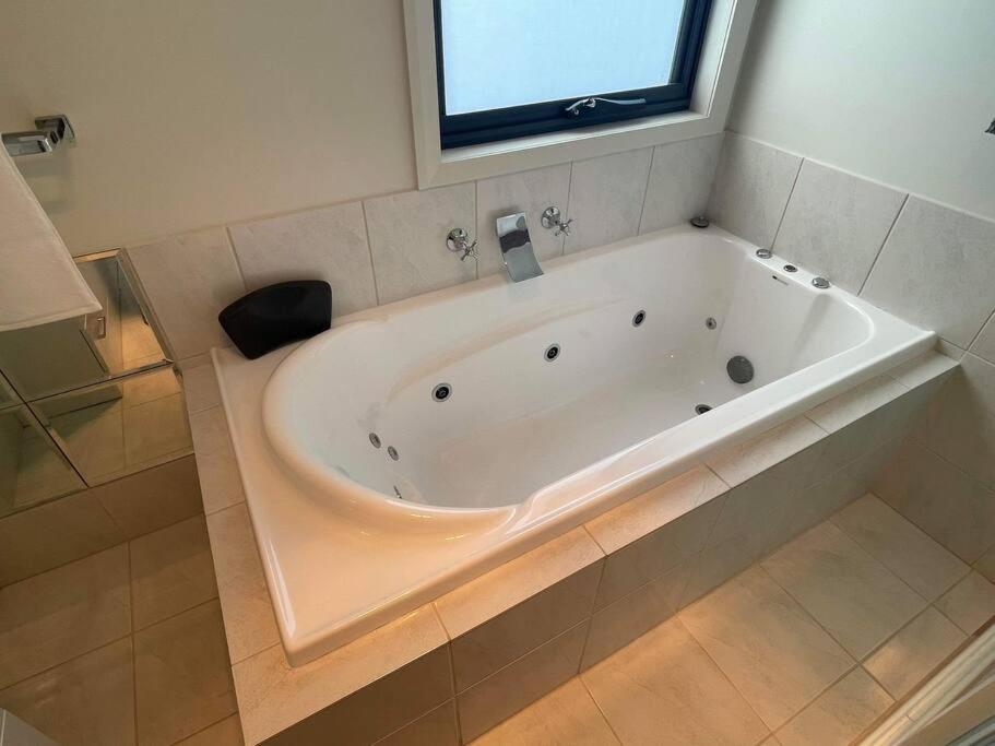 The Captain's Quarters - Orford Beach & Spa Retreat