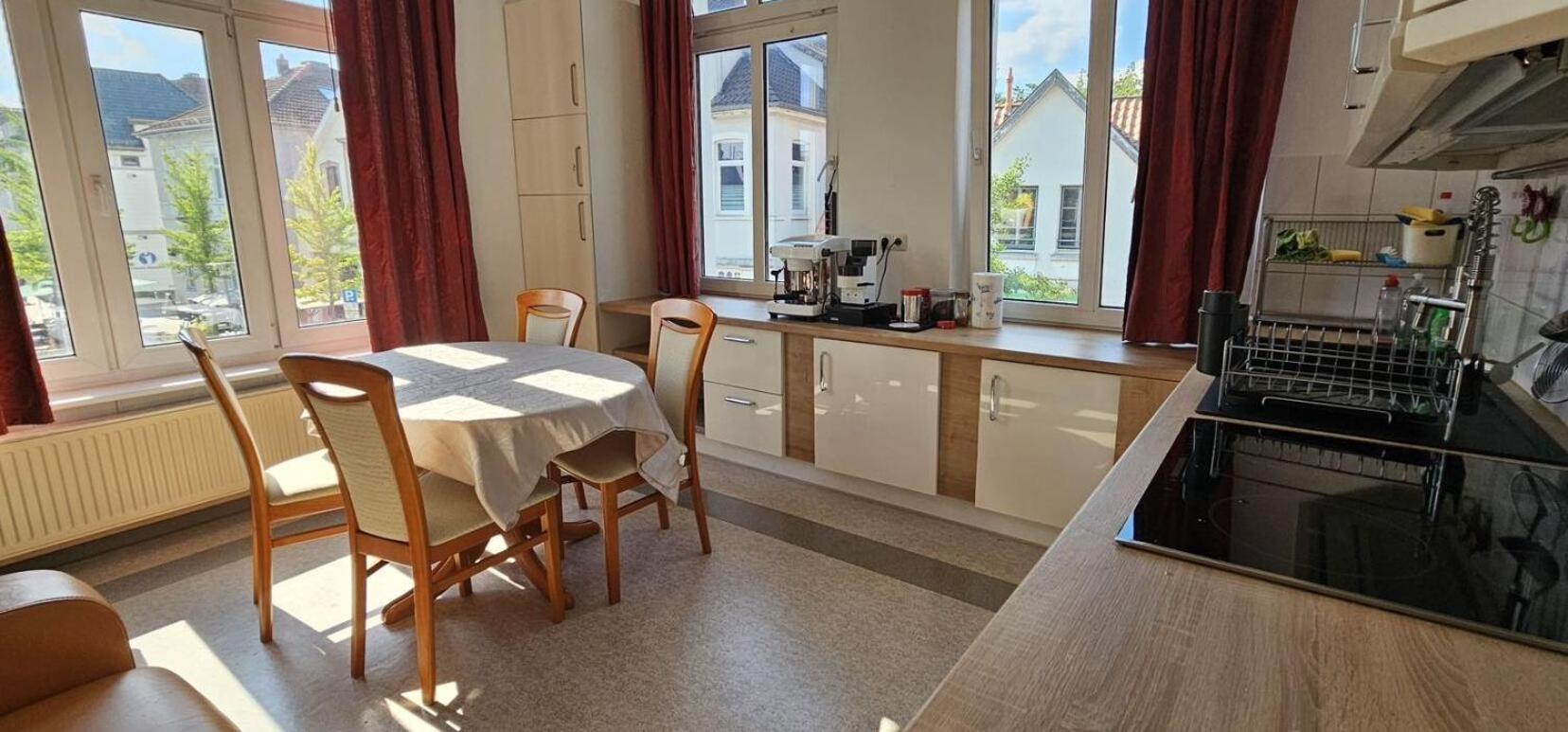 135qm 4 Zimmer Ferienwohnung in Stadtnähe, Wintergarten Parkplatz