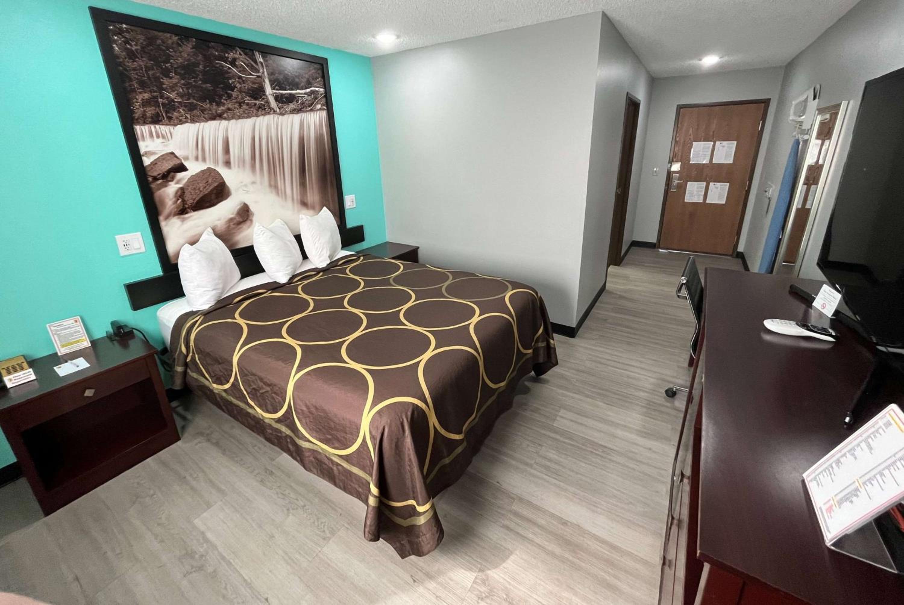 Emporia Vacations - Super 8 by Wyndham Emporia - Property Image 46