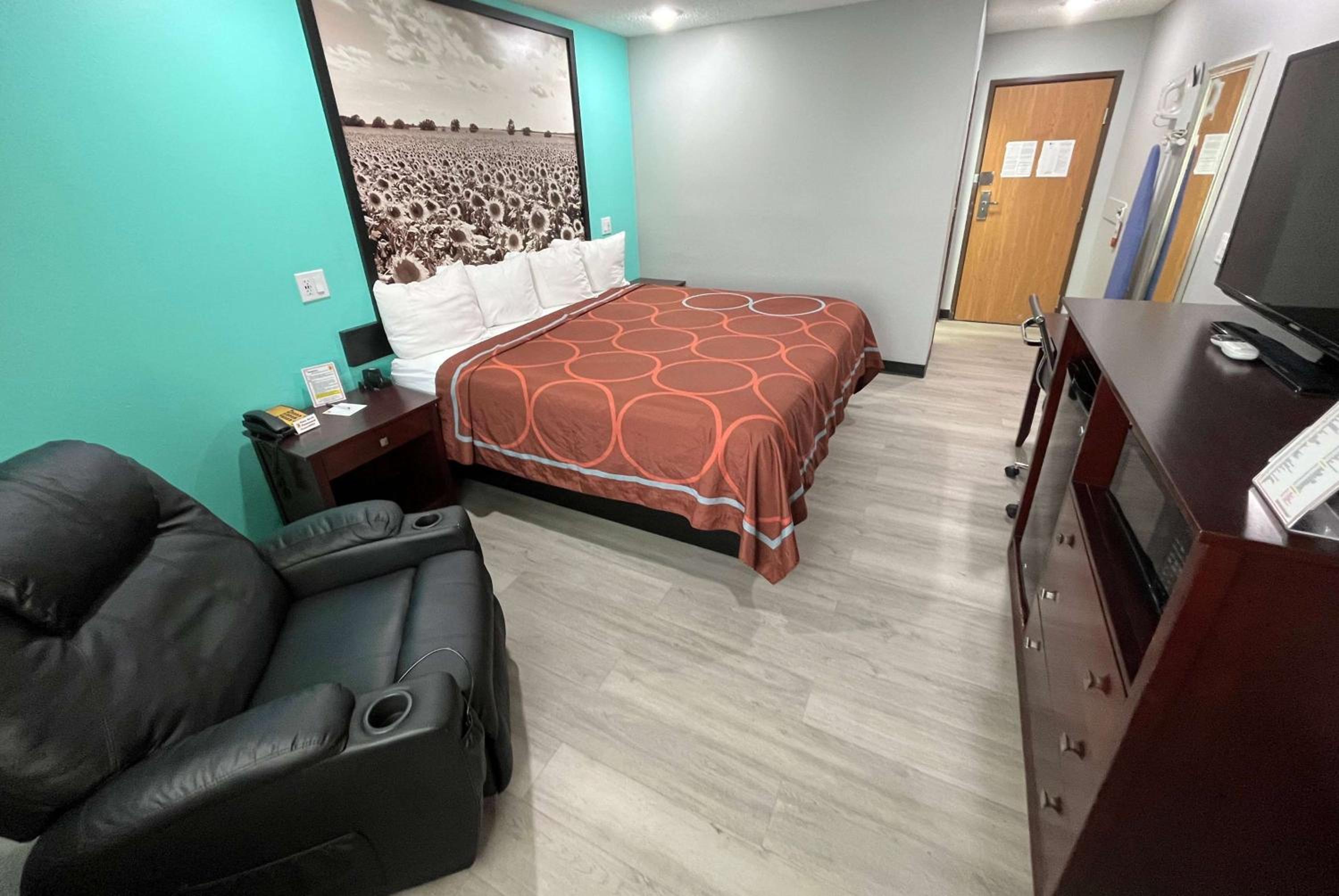 Emporia Vacations - Super 8 by Wyndham Emporia - Property Image 48