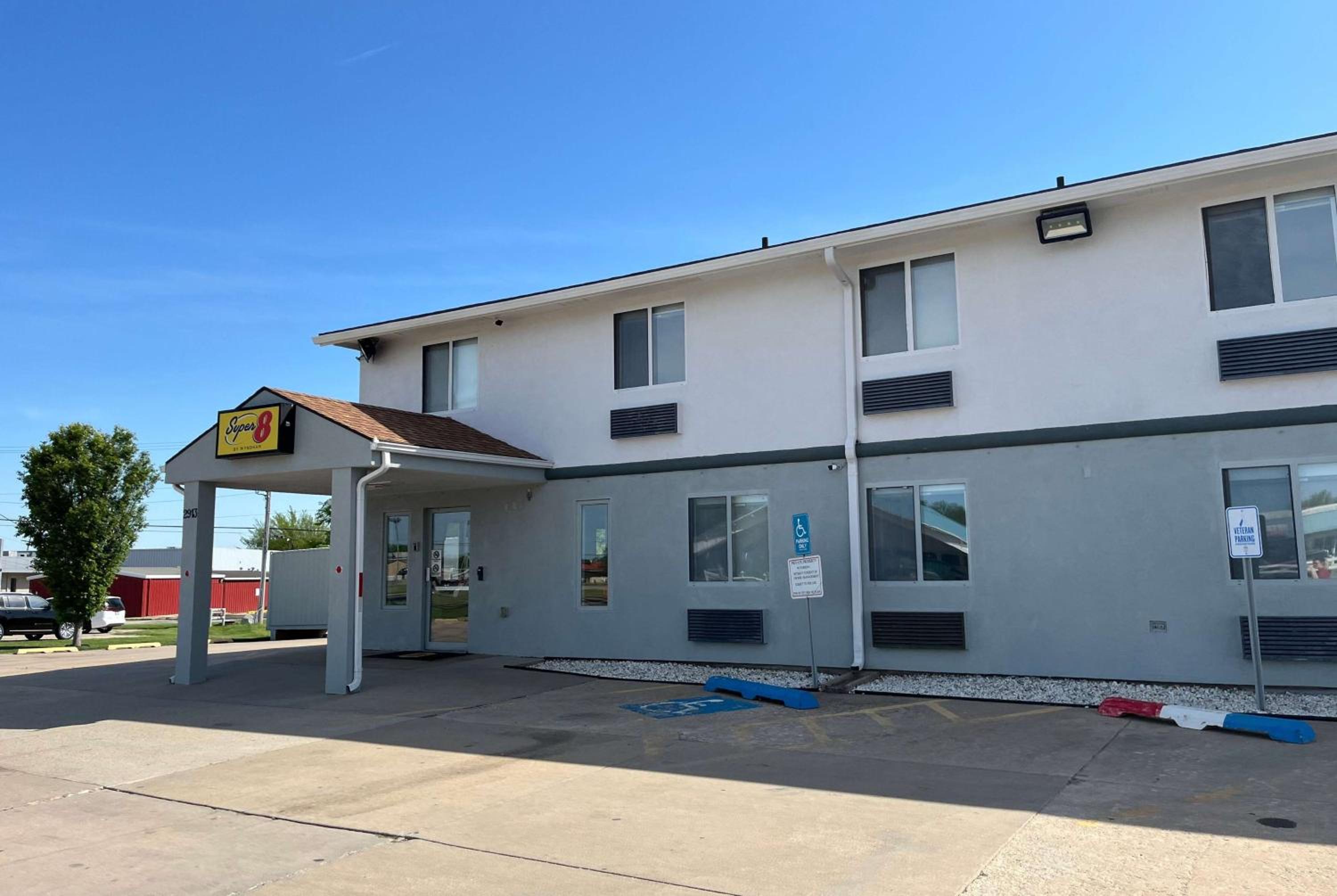 Emporia Vacations - Super 8 by Wyndham Emporia - Property Image 3