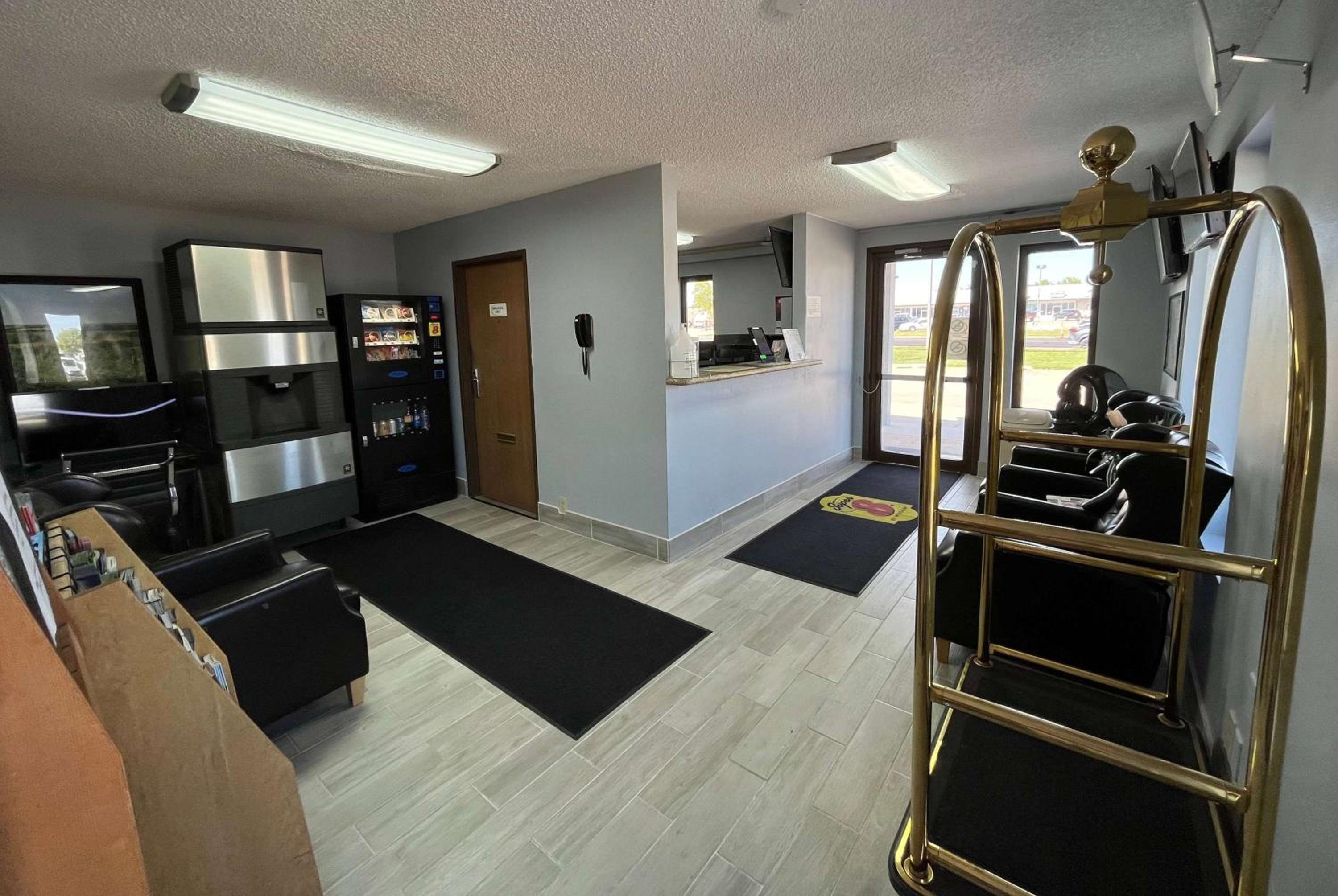 Emporia Vacations - Super 8 by Wyndham Emporia - Property Image 7