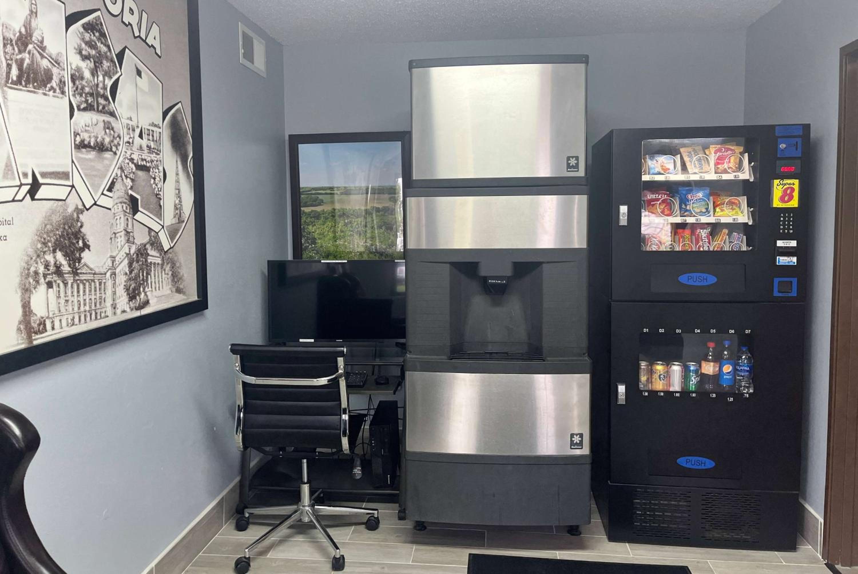 Emporia Vacations - Super 8 by Wyndham Emporia - Property Image 11