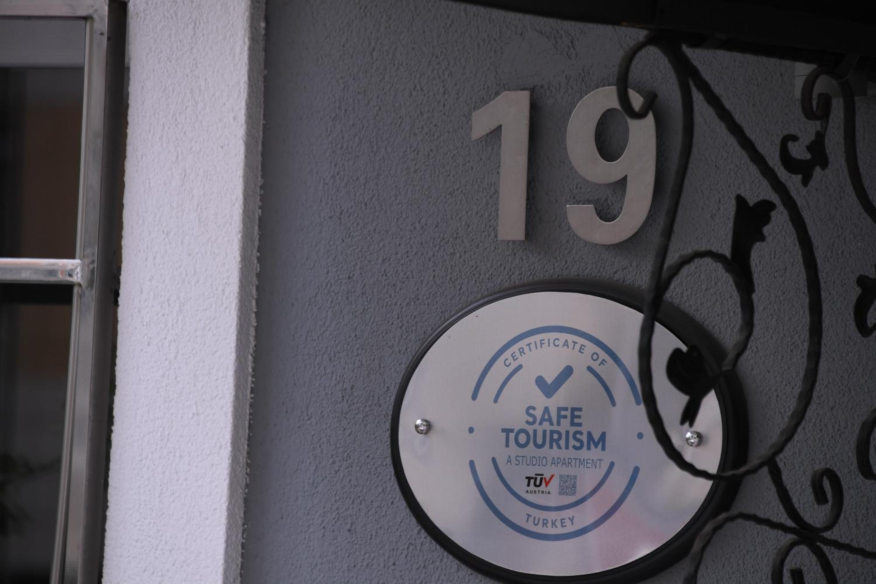 A Hotels & Suite - Image 8