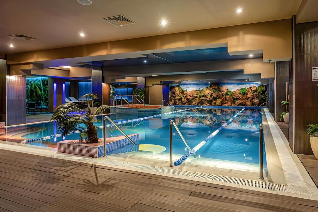 Lagoon Studio 705