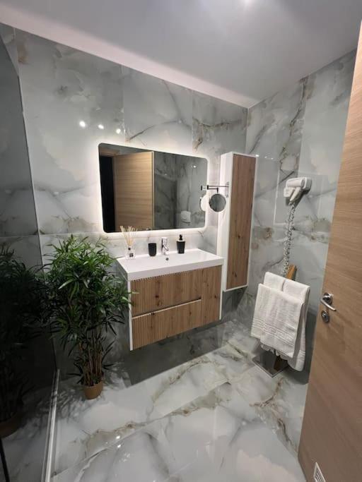 Lagoon Studio 705