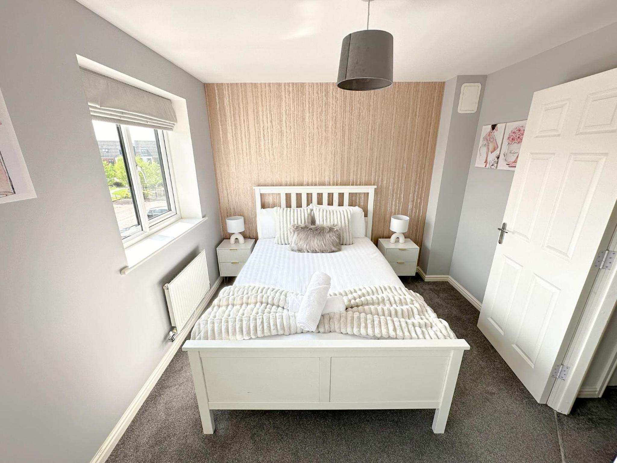 Luxury 4 Bed House - Free Parking - Contractors - Relocators view 3