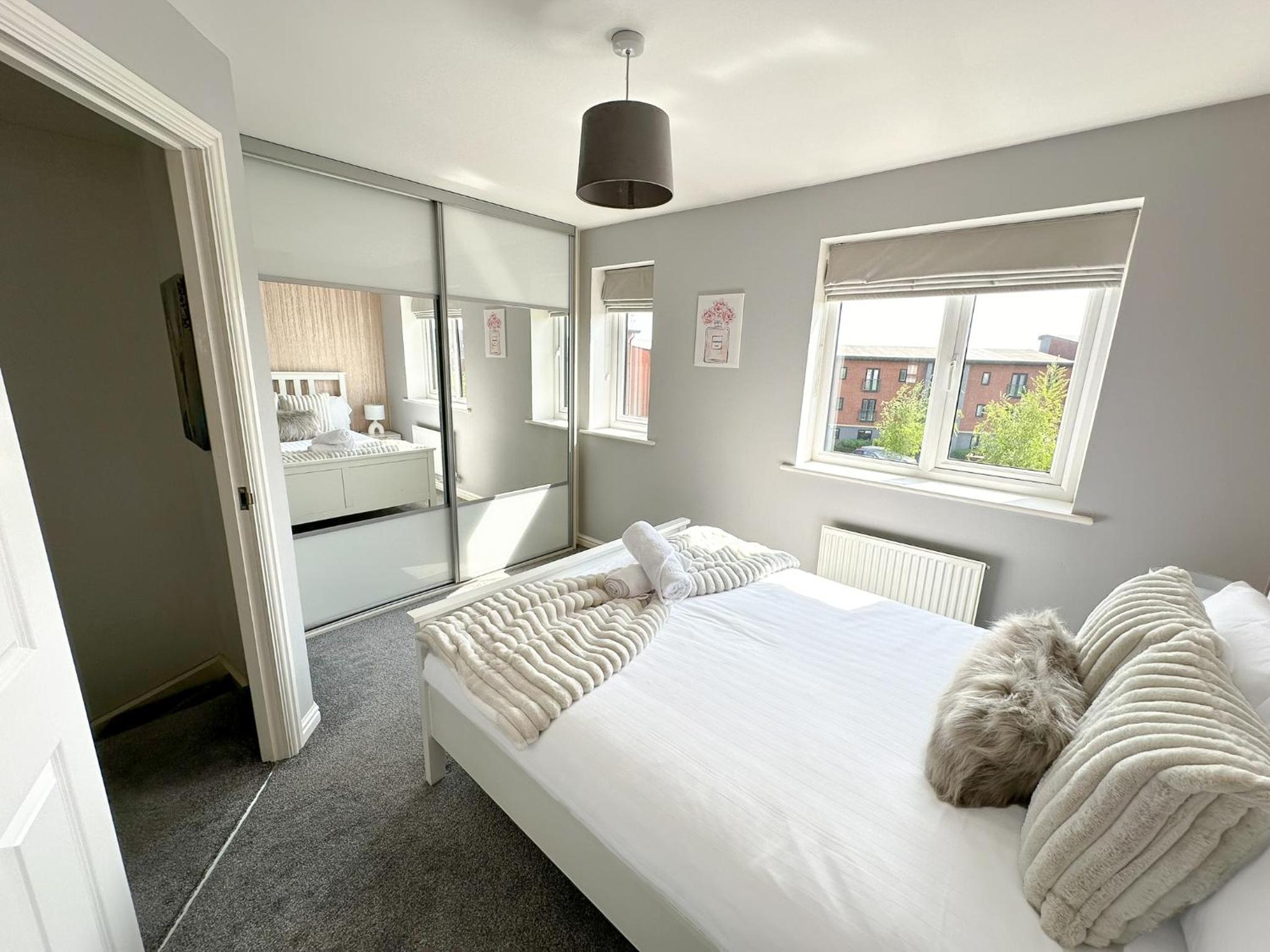 Luxury 4 Bed House - Free Parking - Contractors - Relocators view 2