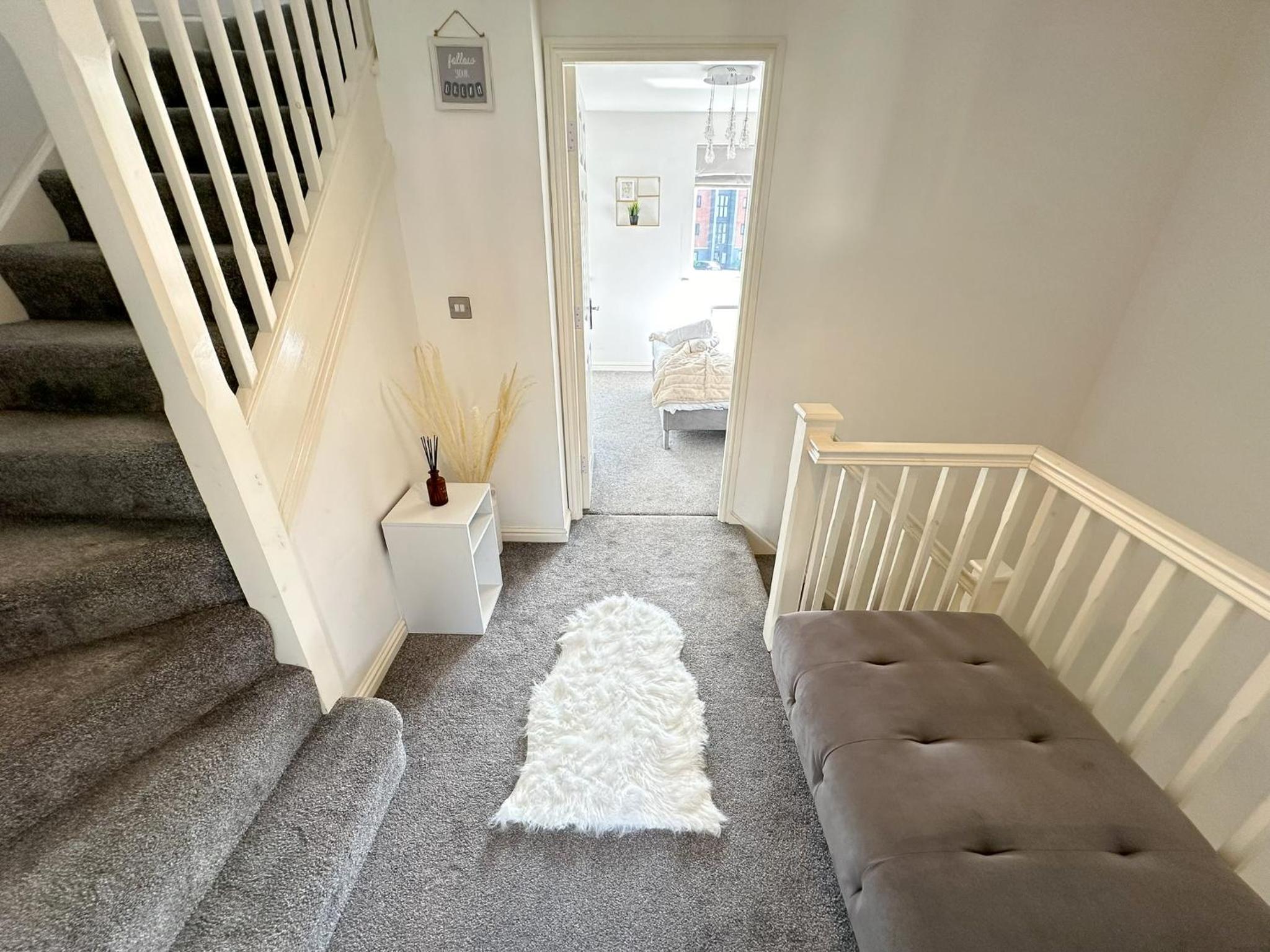 Luxury 4 Bed House - Free Parking - Contractors - Relocators view 5