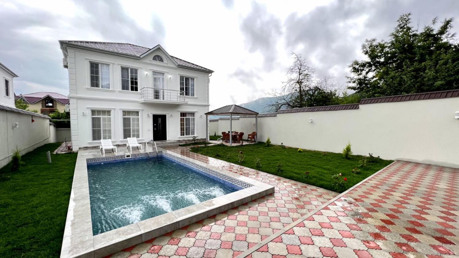 White villa 4 bedrooms