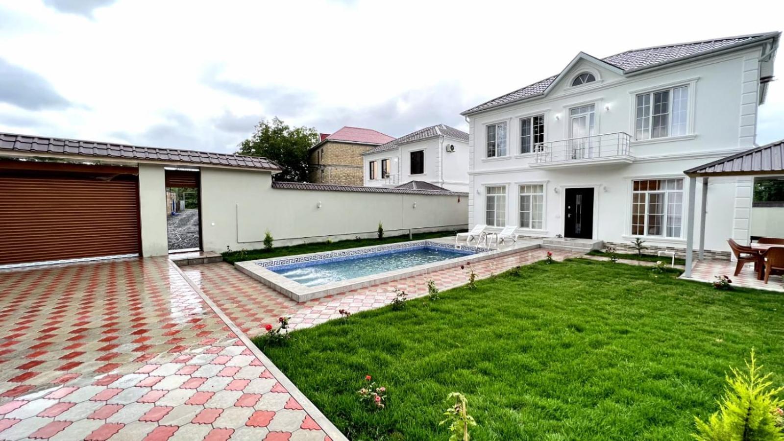 White villa 4 bedrooms